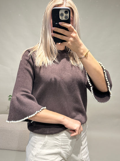 Pullover in Schokobraun mit Perlen an den Ärmel