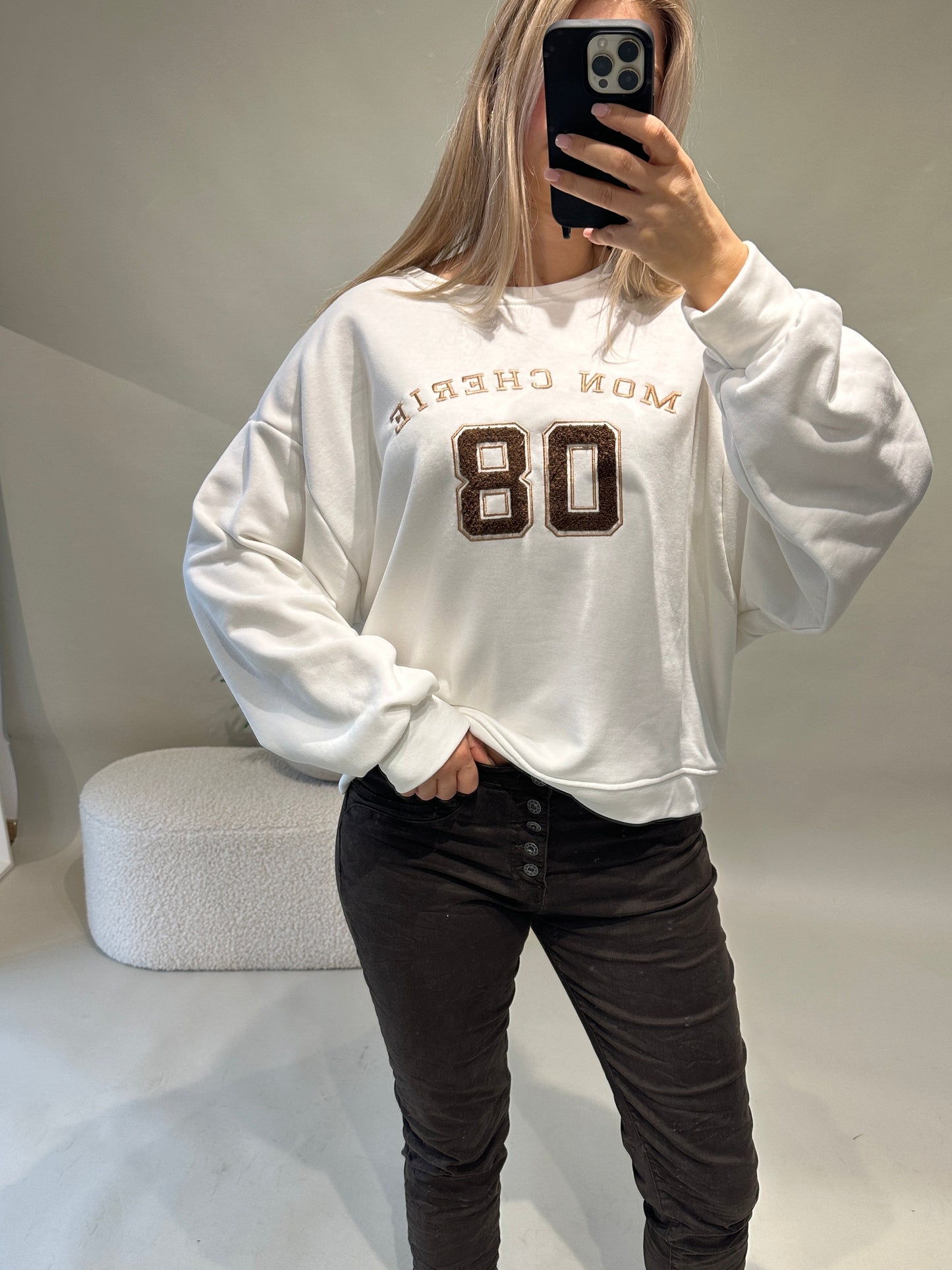 pullover in wollweiß mit aufschrift in schokobraun (mon cherie)