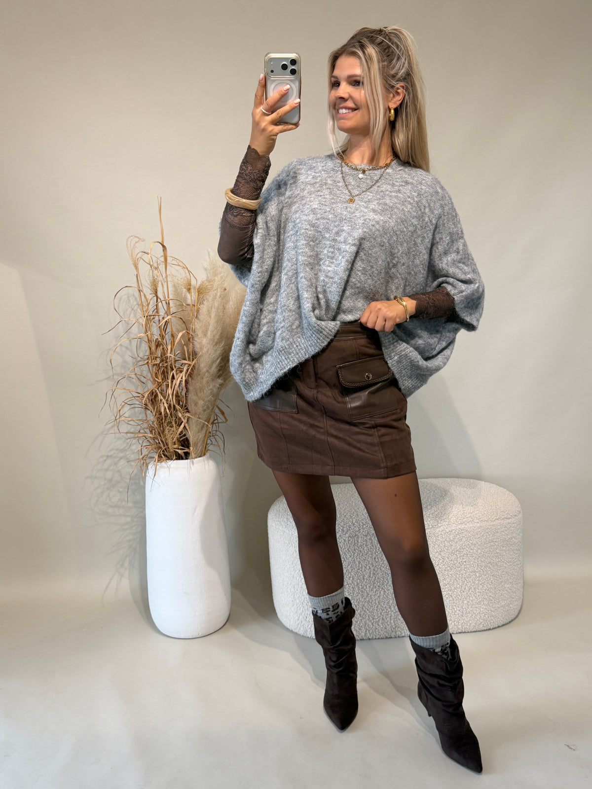 Shirt in Schokobraun mit Spitze am Arm