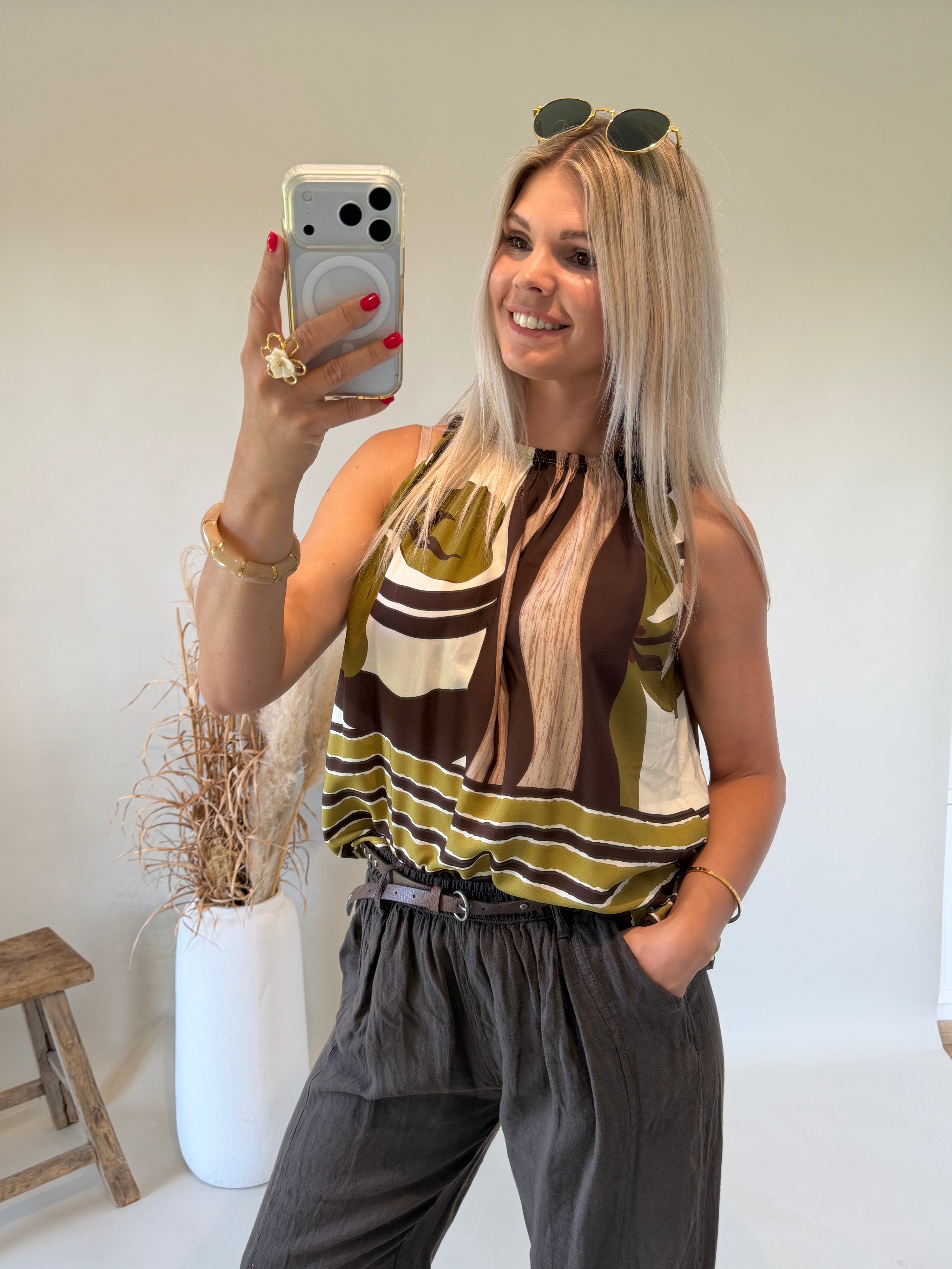 Bluse in Apfelgrün / Braun