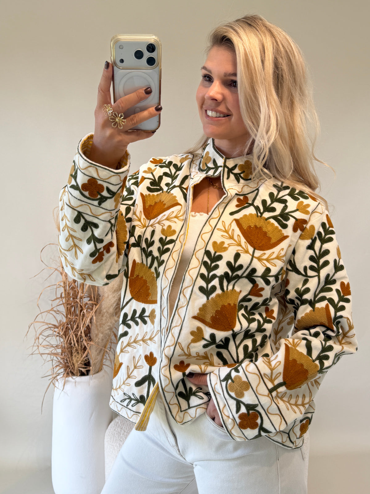 Jacke in Wollweiß mit Muster in Olivgrün / Zimt / Beige
