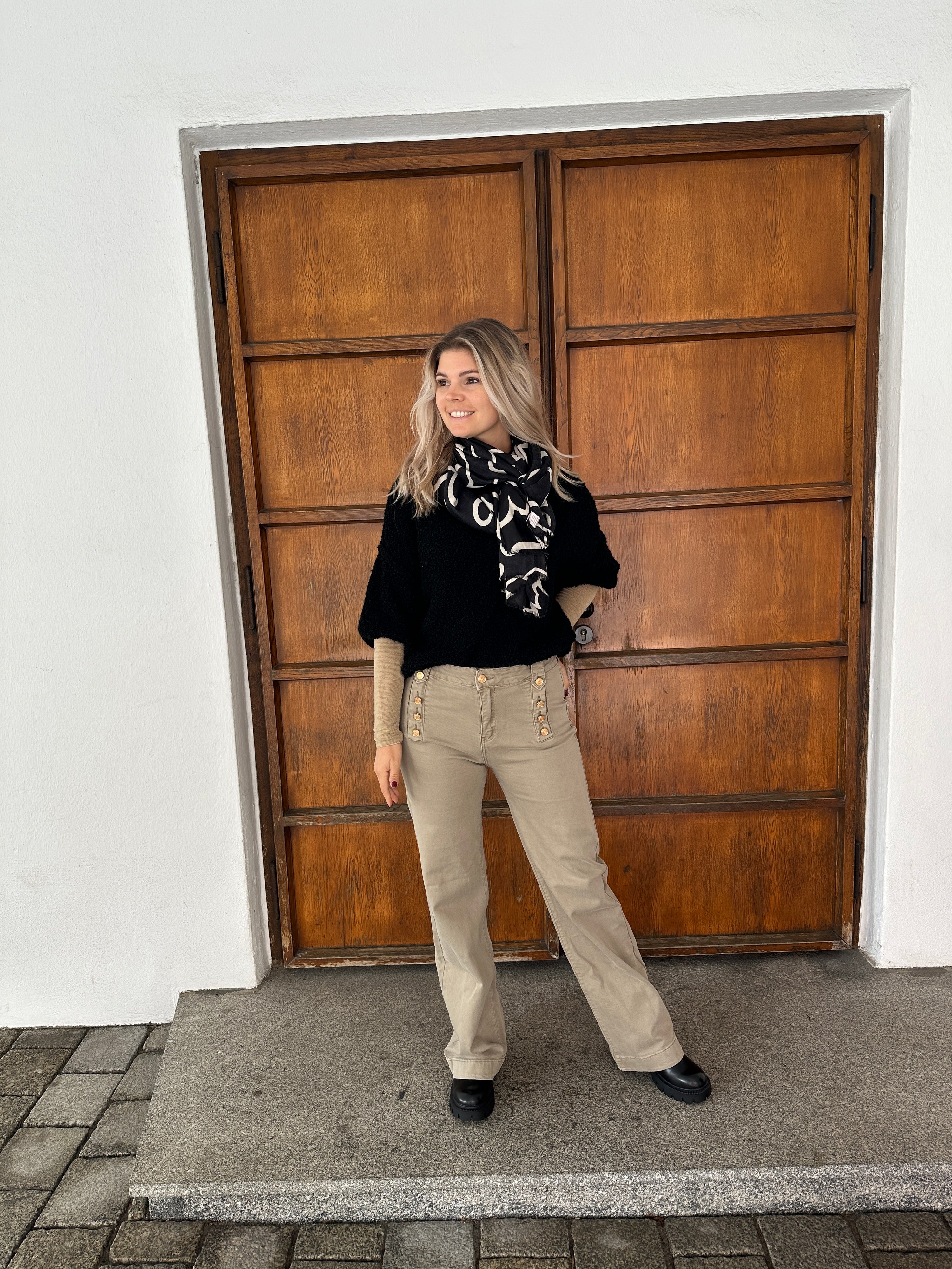Jeans in Beige mit weitem Bein und goldenen Knöpfe vorne