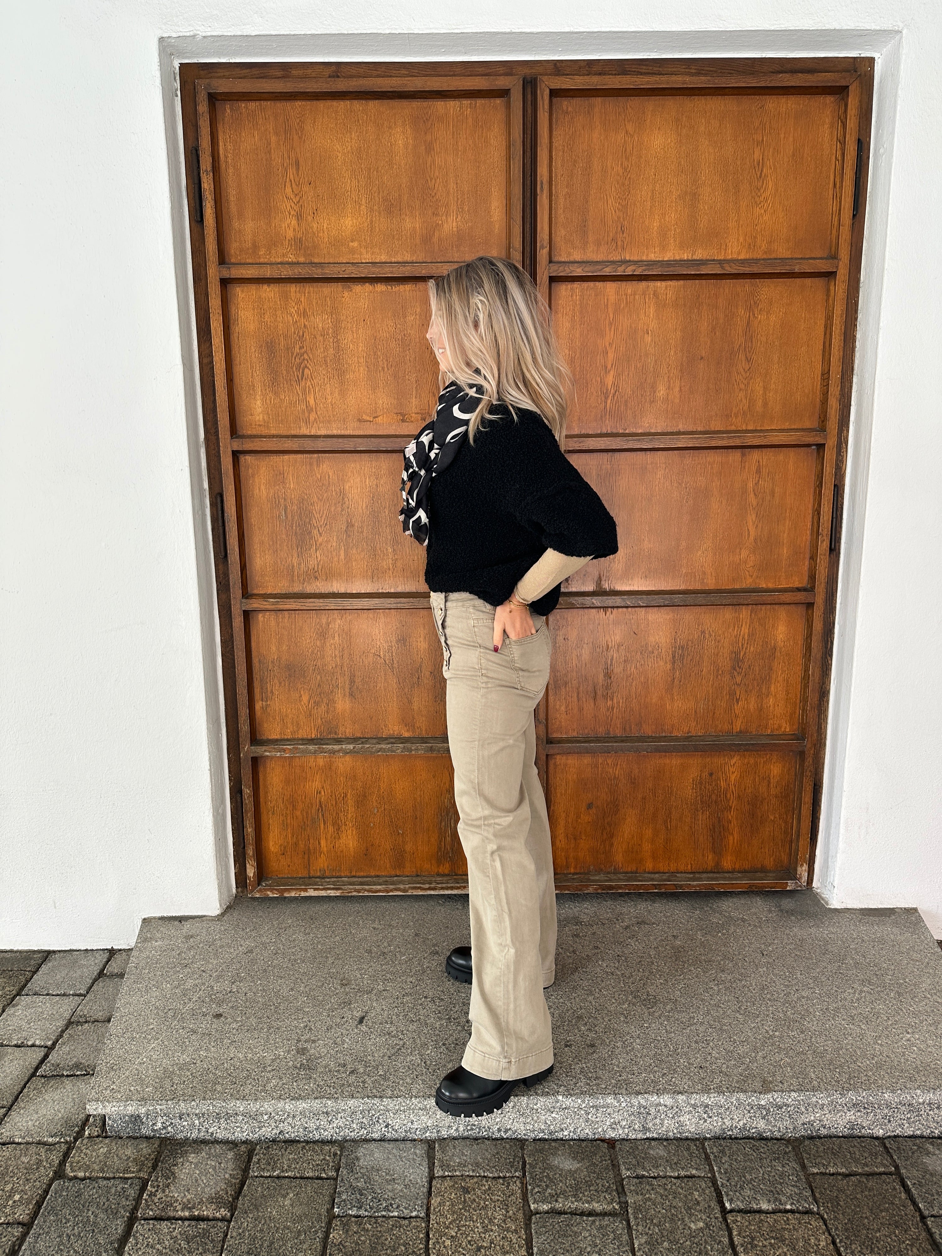 Jeans in Beige mit weitem Bein und goldenen Knöpfe vorne