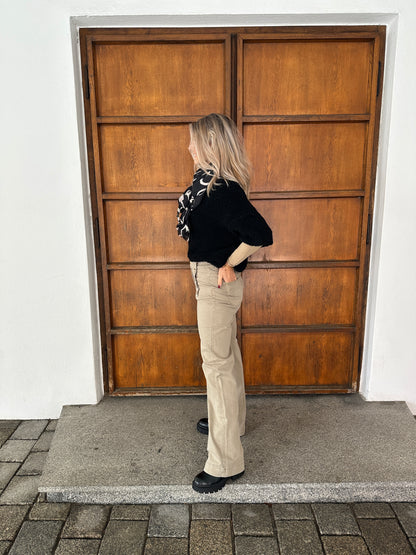 Jeans in Beige mit weitem Bein und goldenen Knöpfe vorne