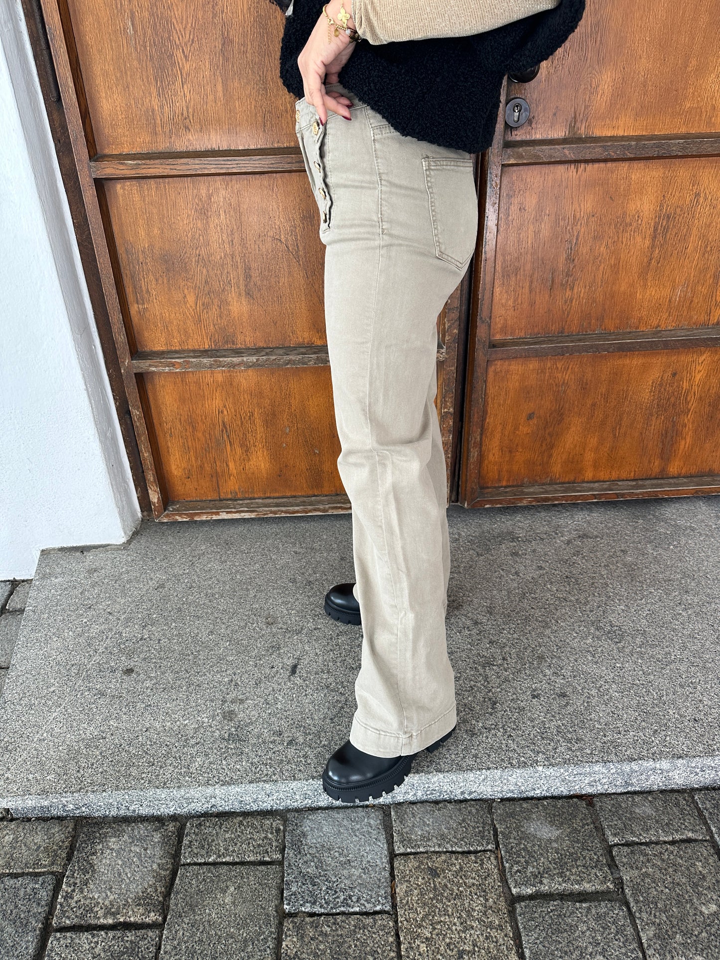 jeans in beige mit weitem bein und goldenen knöpfe vorne