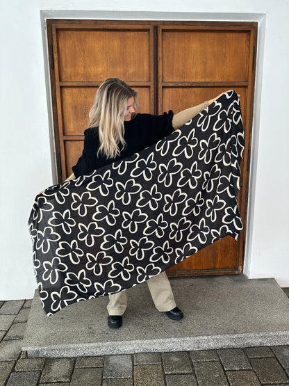 Schal in Schwarz mit Wollweißen Blumen