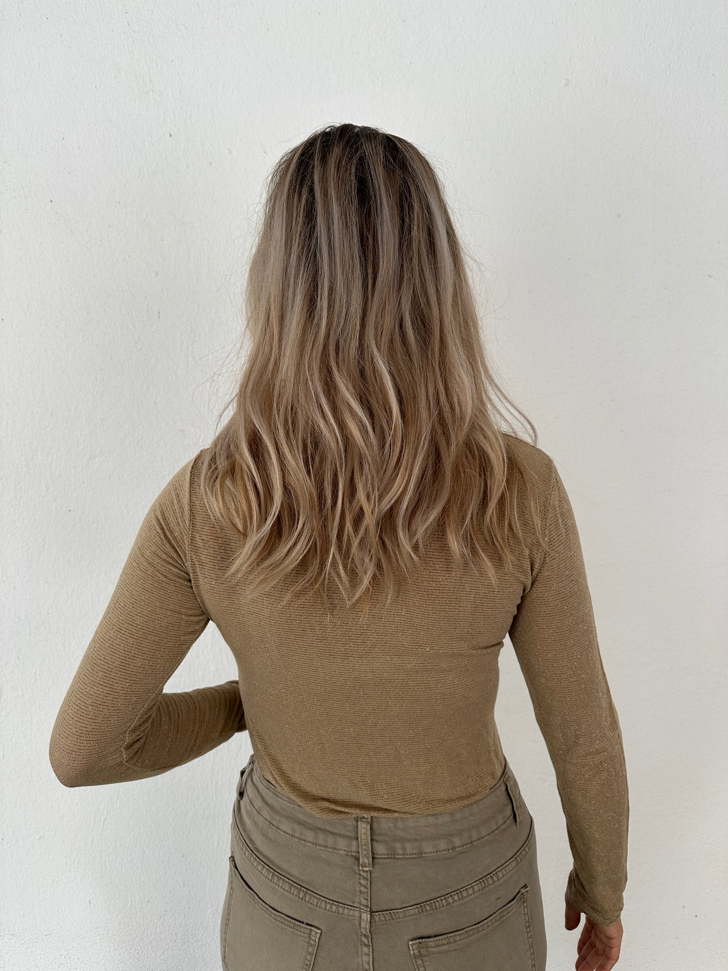shirt in zimt mit feinen glitzerstreifen