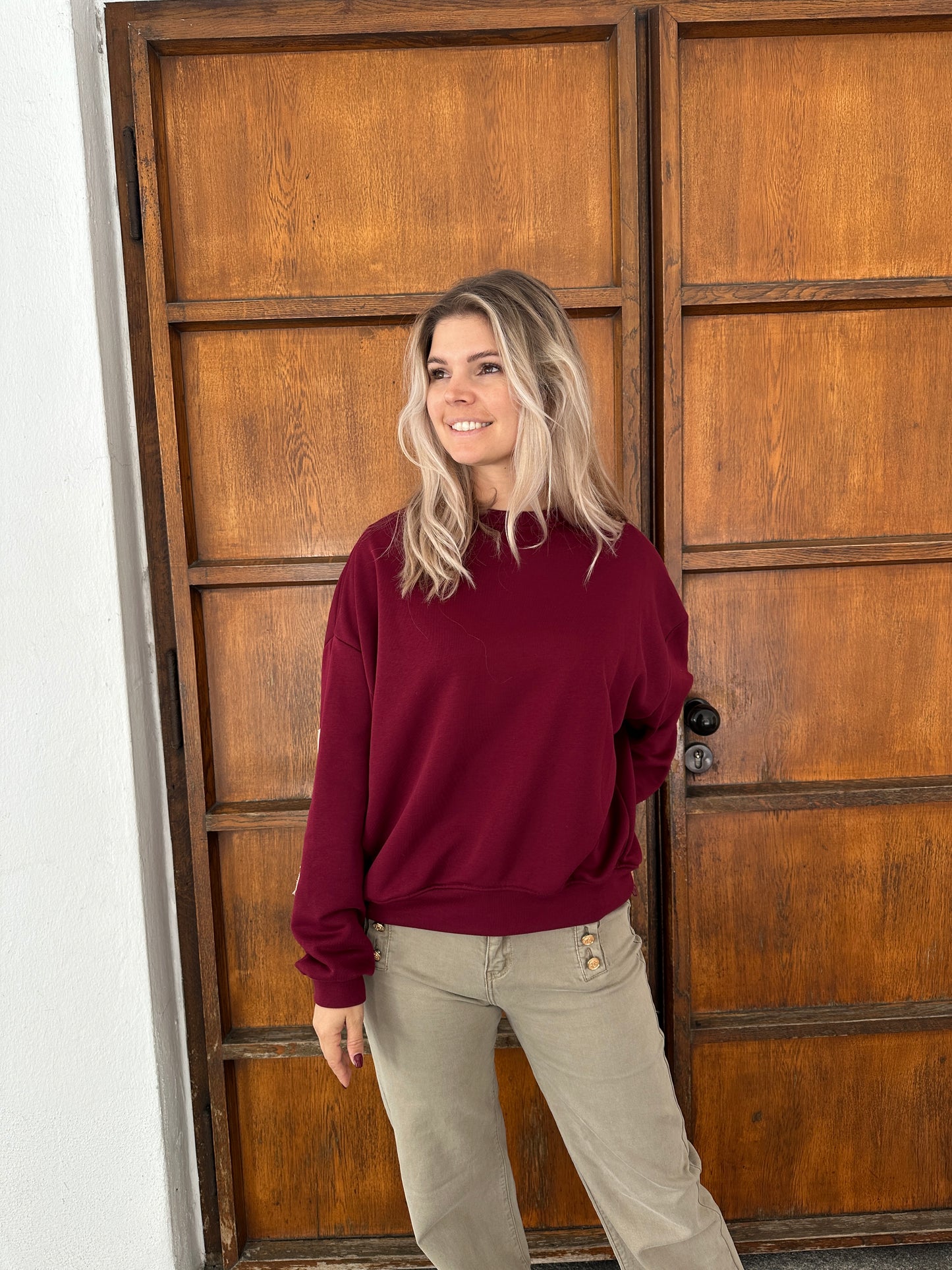 pullover in bordeaux mit aufschrift am rücken paradise