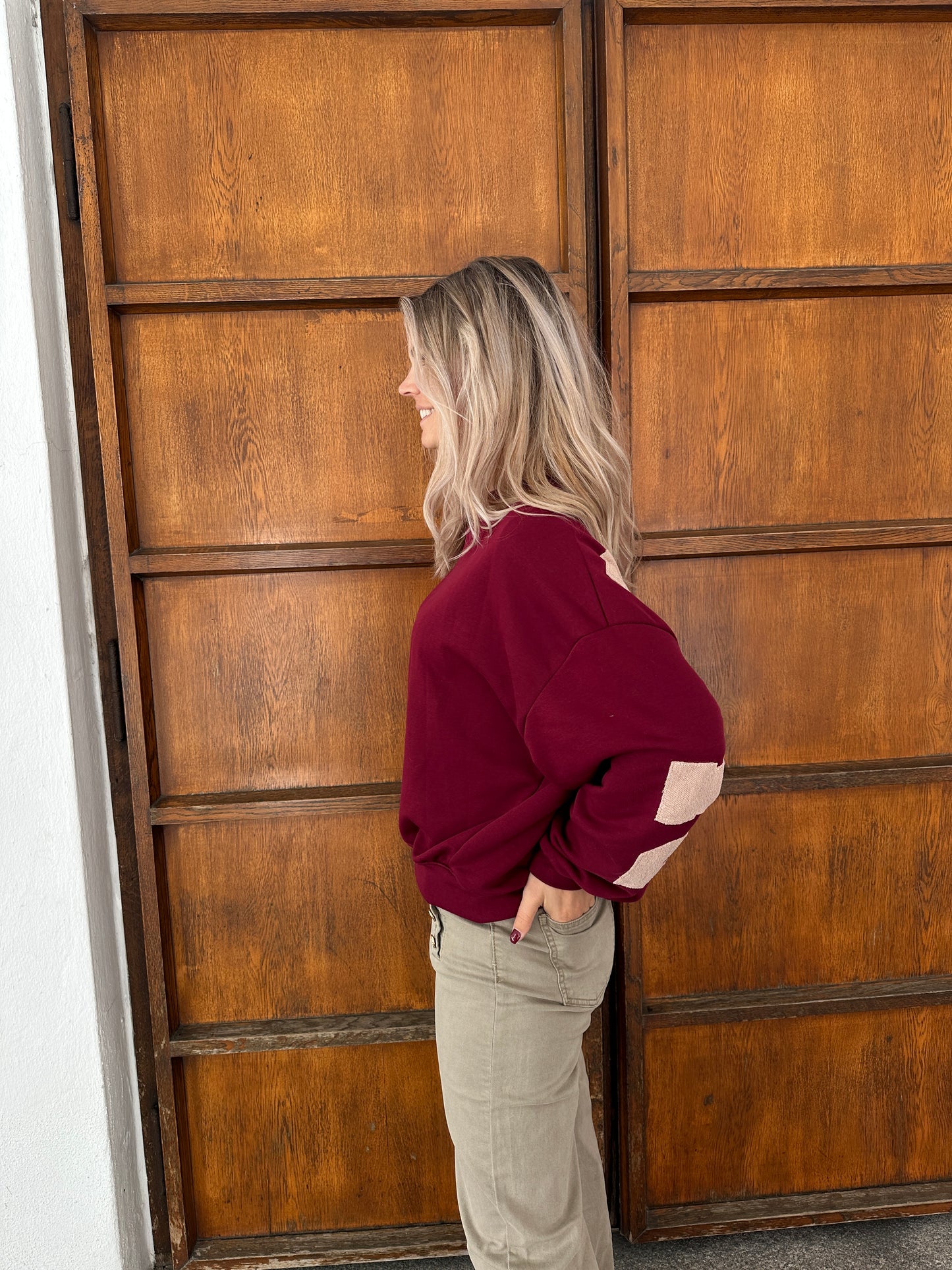 pullover in bordeaux mit aufschrift am rücken paradise