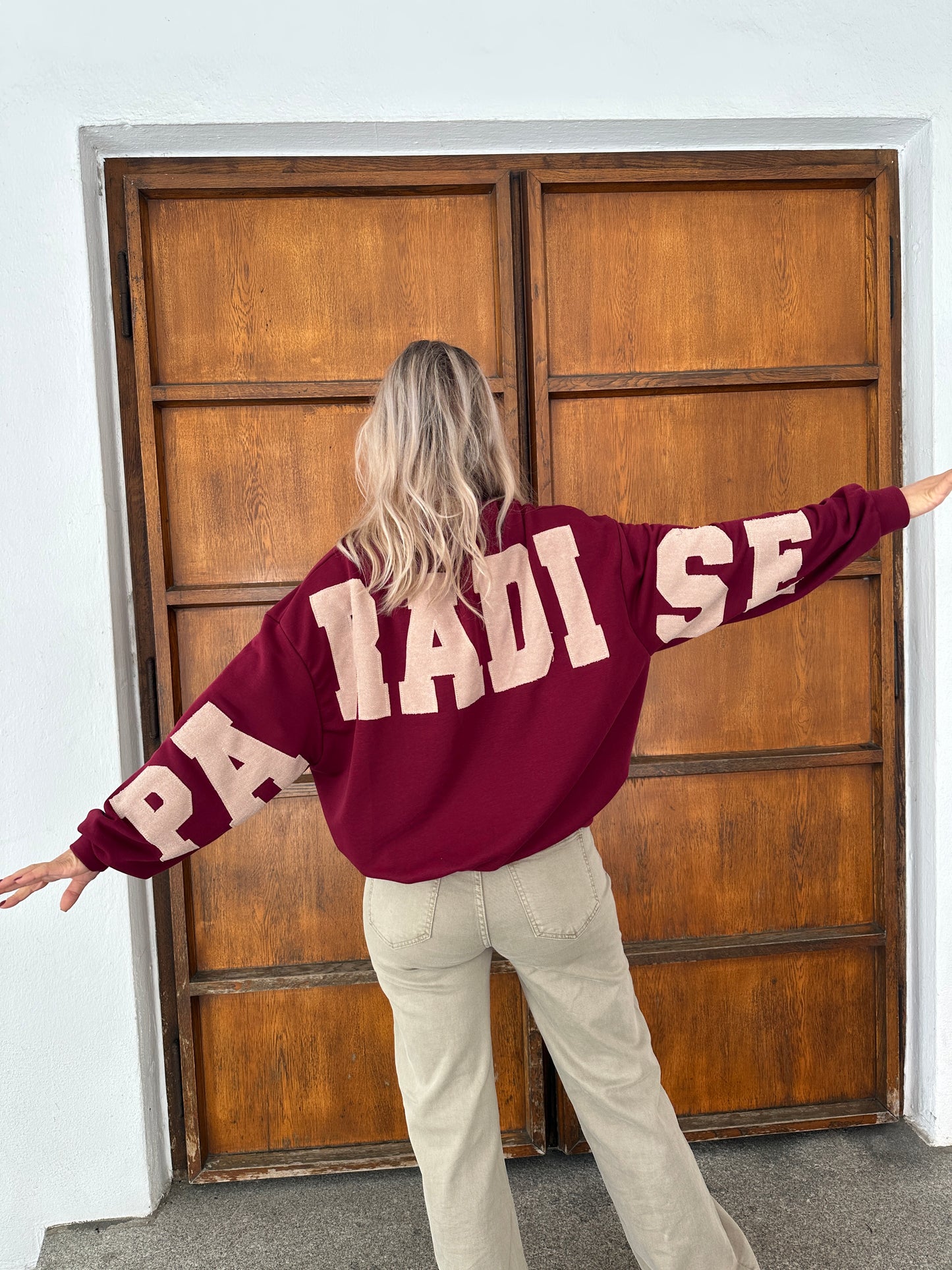 pullover in bordeaux mit aufschrift am rücken paradise