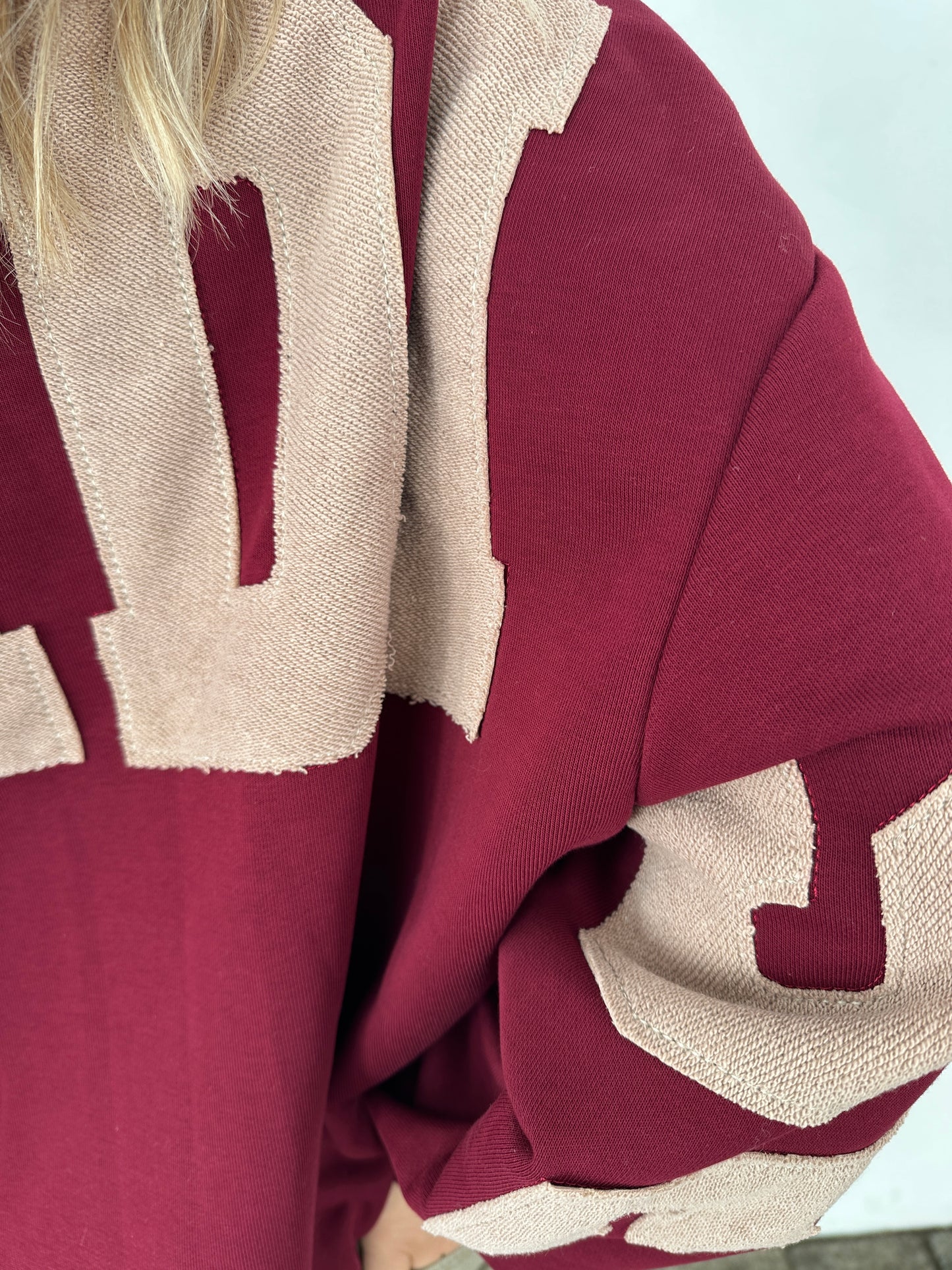 pullover in bordeaux mit aufschrift am rücken paradise