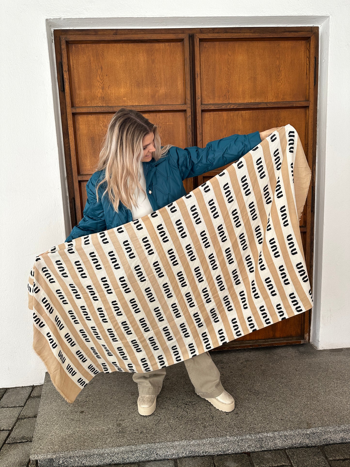 schal in zimt/schwarz/wollweiß mit aufschrift