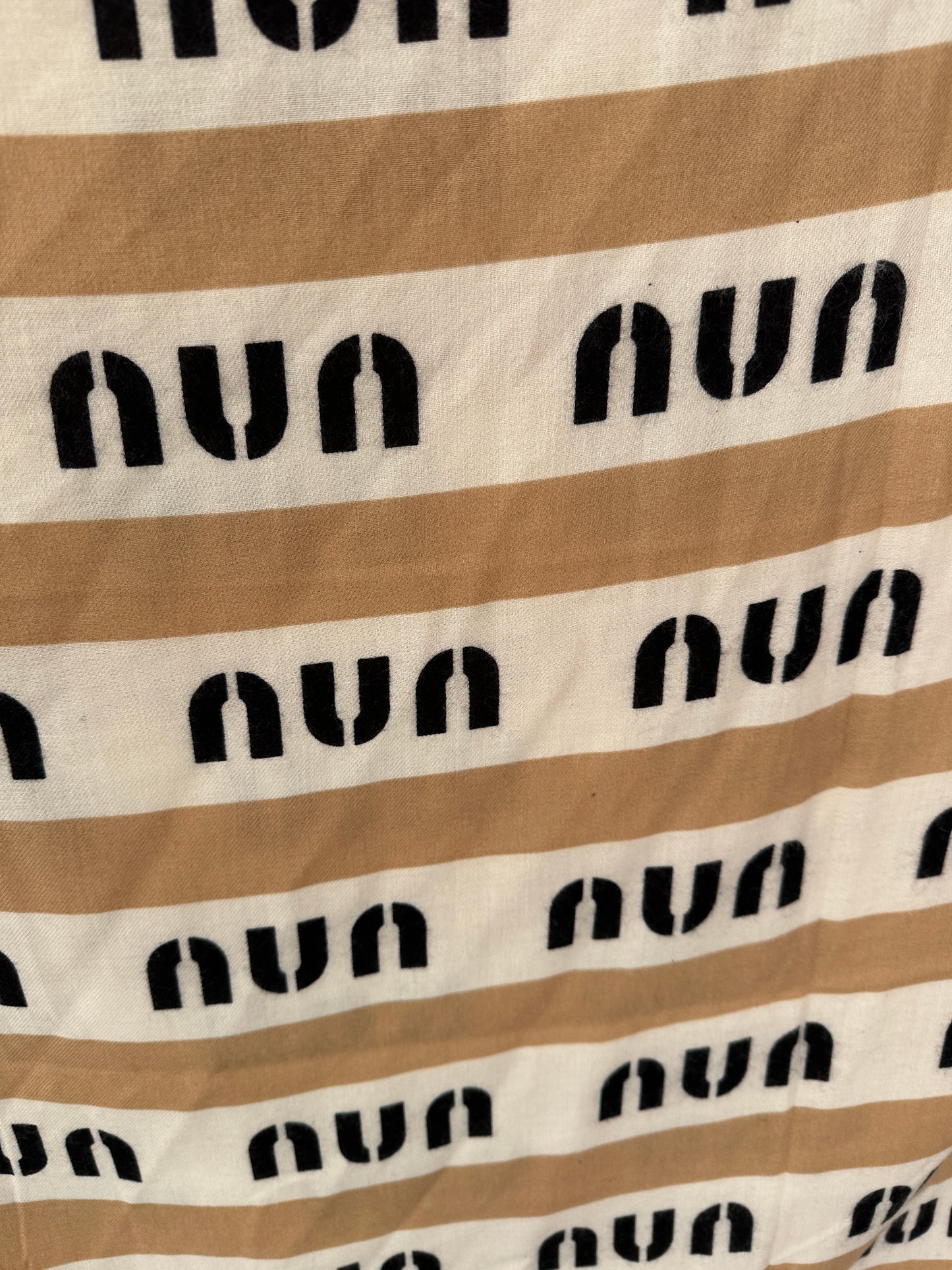 schal in zimt/schwarz/wollweiß mit aufschrift