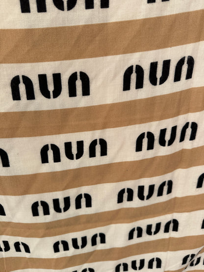 Schal in Zimt/Schwarz/Wollweiß mit Aufschrift