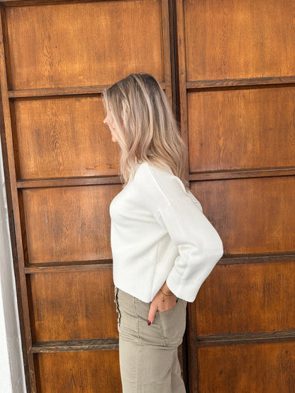 Pullover in Wollweiß mit Waffelmuster am Bund und Ärmel