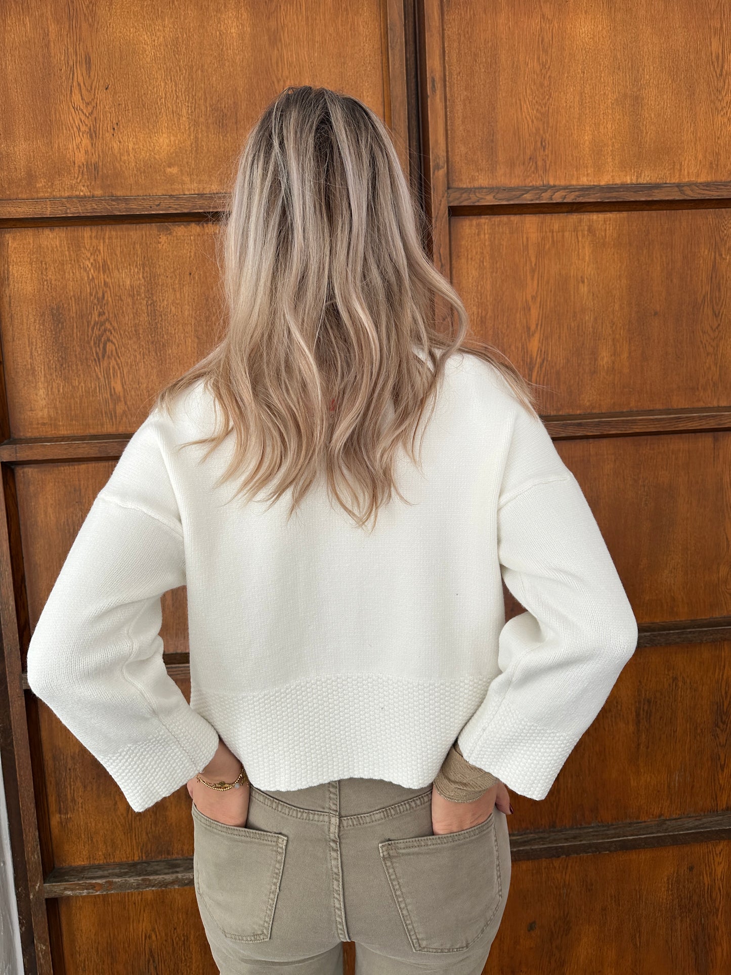 pullover in wollweiß mit waffelmuster am bund und ärmel