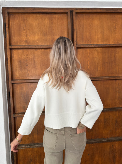 Pullover in Wollweiß mit Waffelmuster am Bund und Ärmel