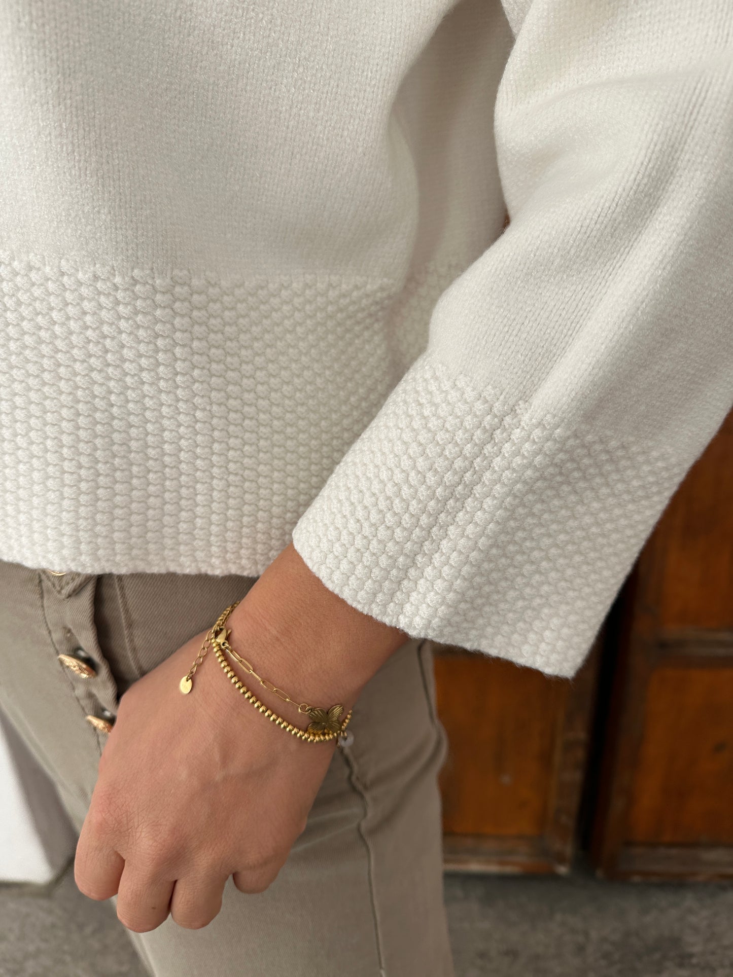 pullover in wollweiß mit waffelmuster am bund und ärmel