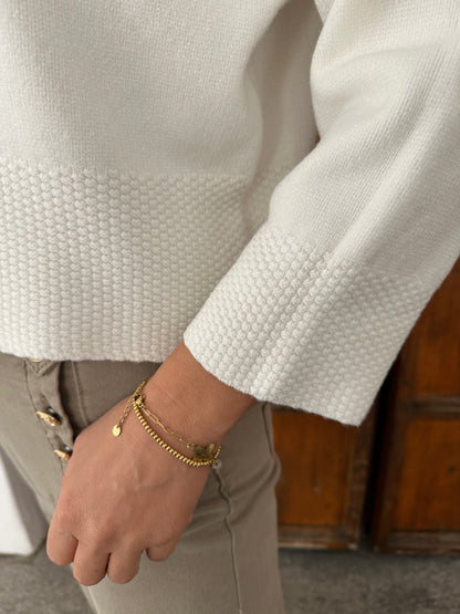 Pullover in Wollweiß mit Waffelmuster am Bund und Ärmel