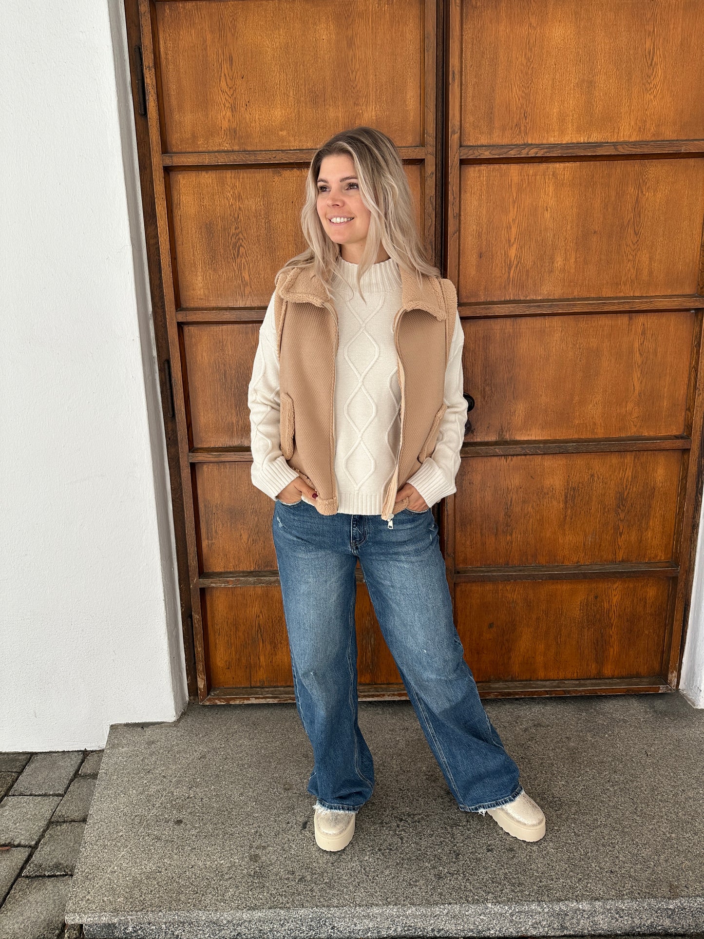 pullover in wollweiß mit rautenmuster und stehkragen