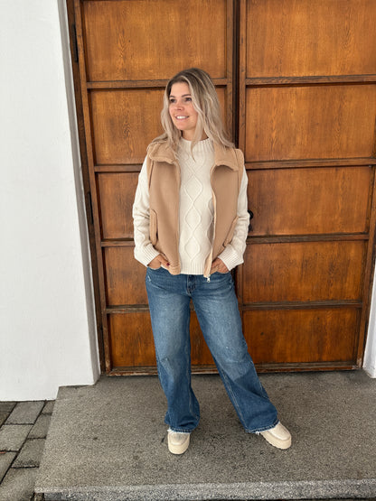 Pullover in Wollweiß mit Rautenmuster und Stehkragen