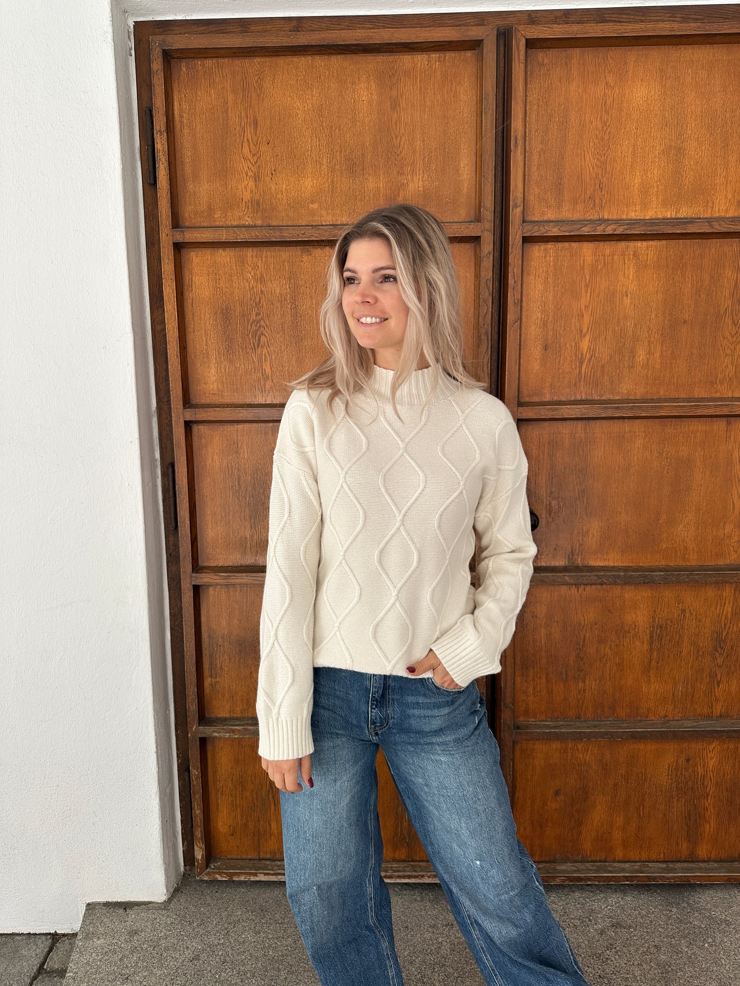 pullover in wollweiß mit rautenmuster und stehkragen