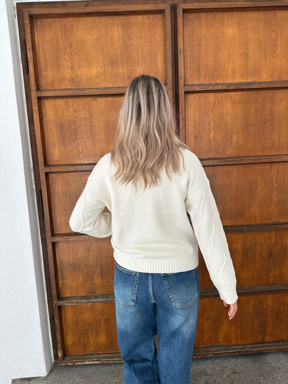 Pullover in Wollweiß mit Rautenmuster und Stehkragen