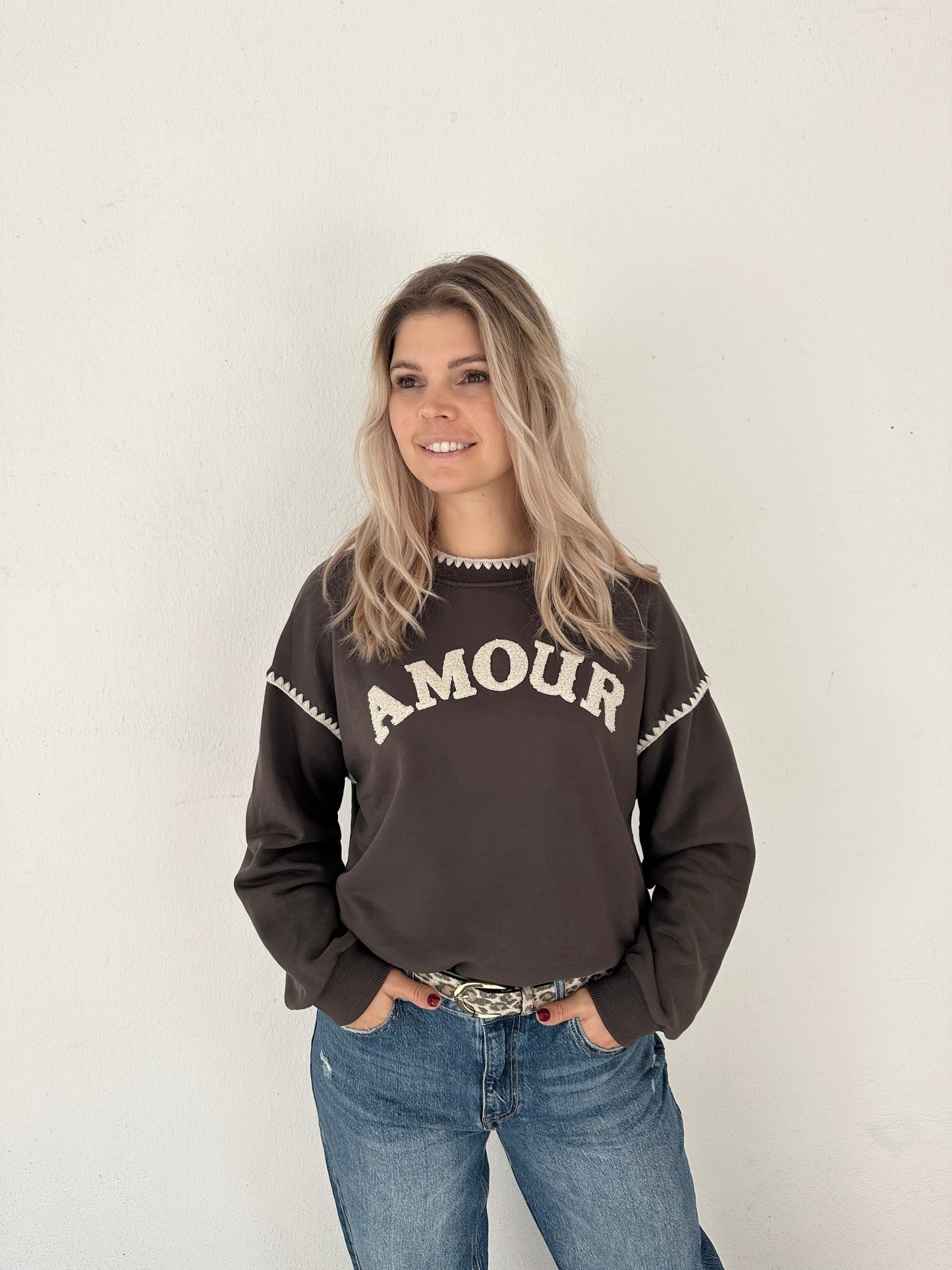 pullover in schokobraun mit beiger aufschrift amour