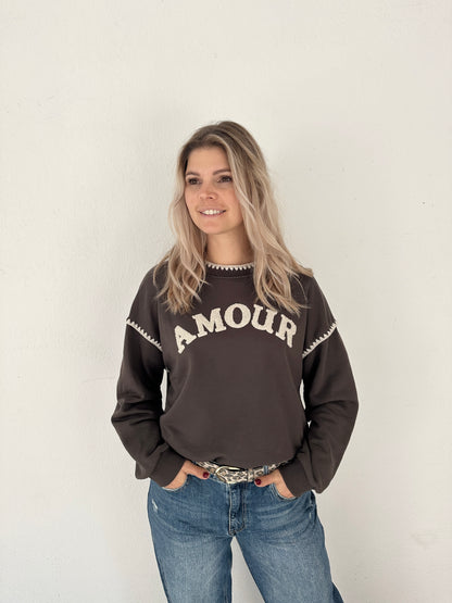Pullover in Schokobraun mit Beiger Aufschrift AMOUR