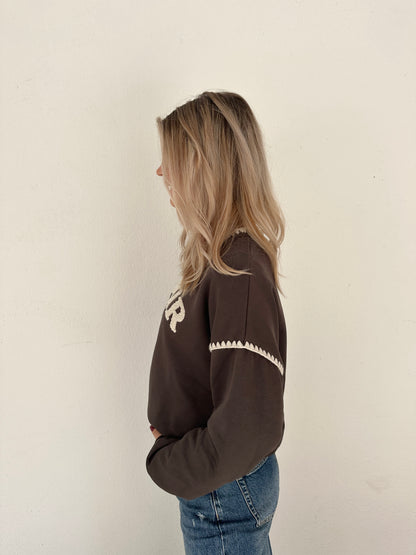 Pullover in Schokobraun mit Beiger Aufschrift AMOUR