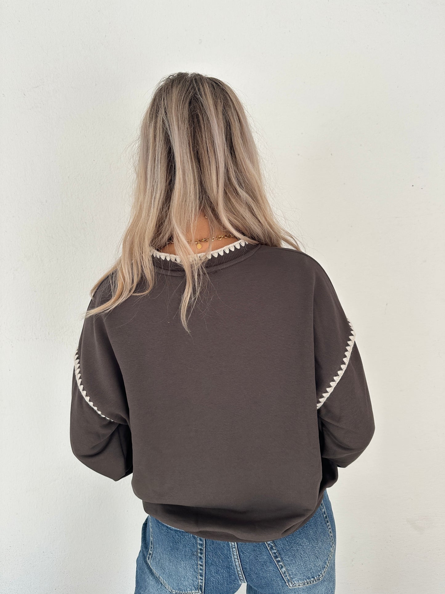 pullover in schokobraun mit beiger aufschrift amour