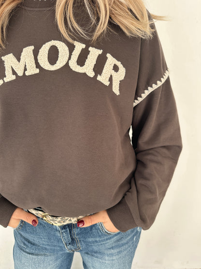 Pullover in Schokobraun mit Beiger Aufschrift AMOUR