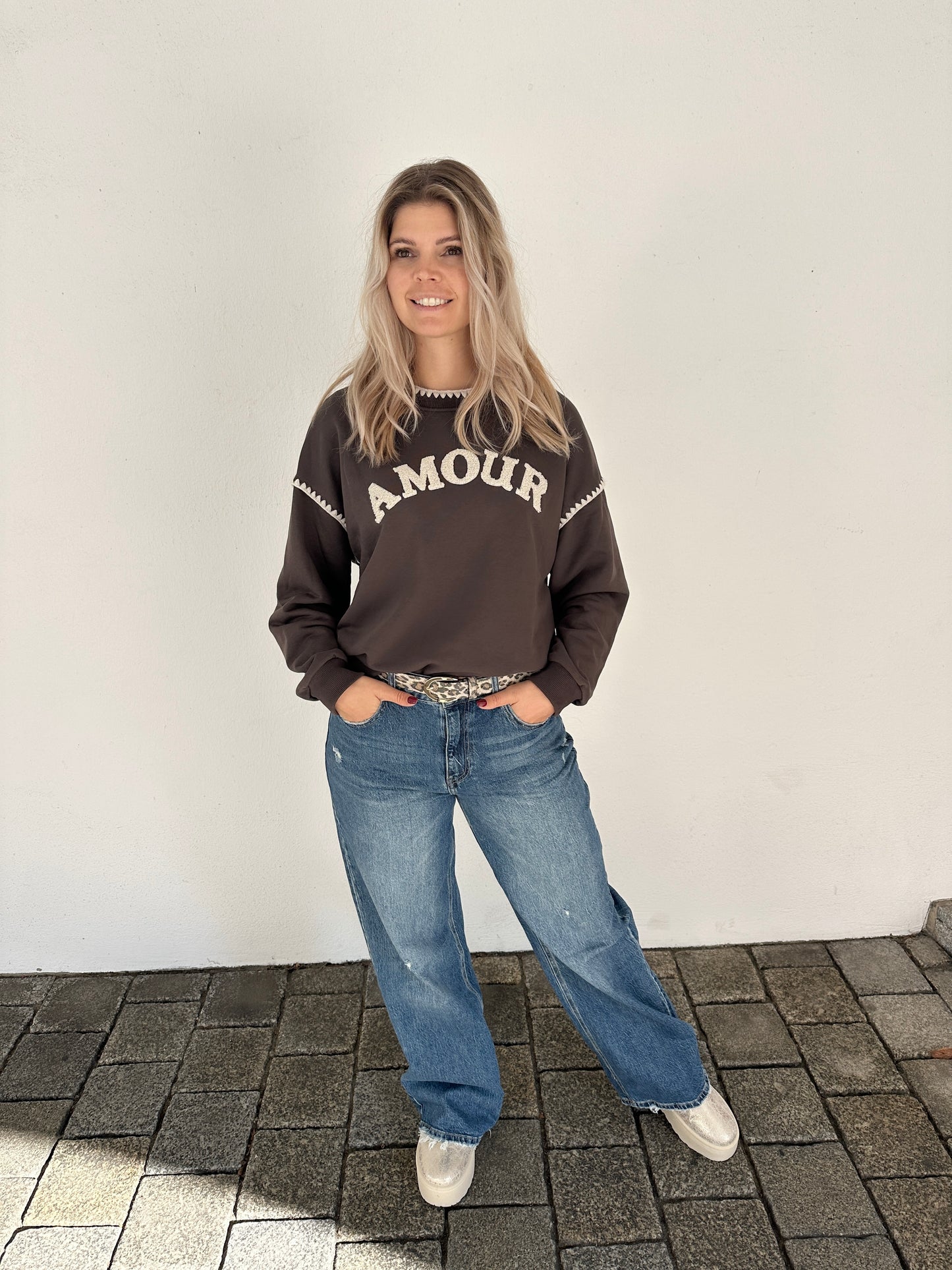 pullover in schokobraun mit beiger aufschrift amour