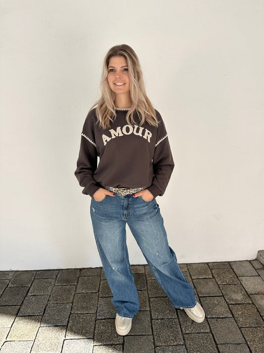 Pullover in Schokobraun mit Beiger Aufschrift AMOUR
