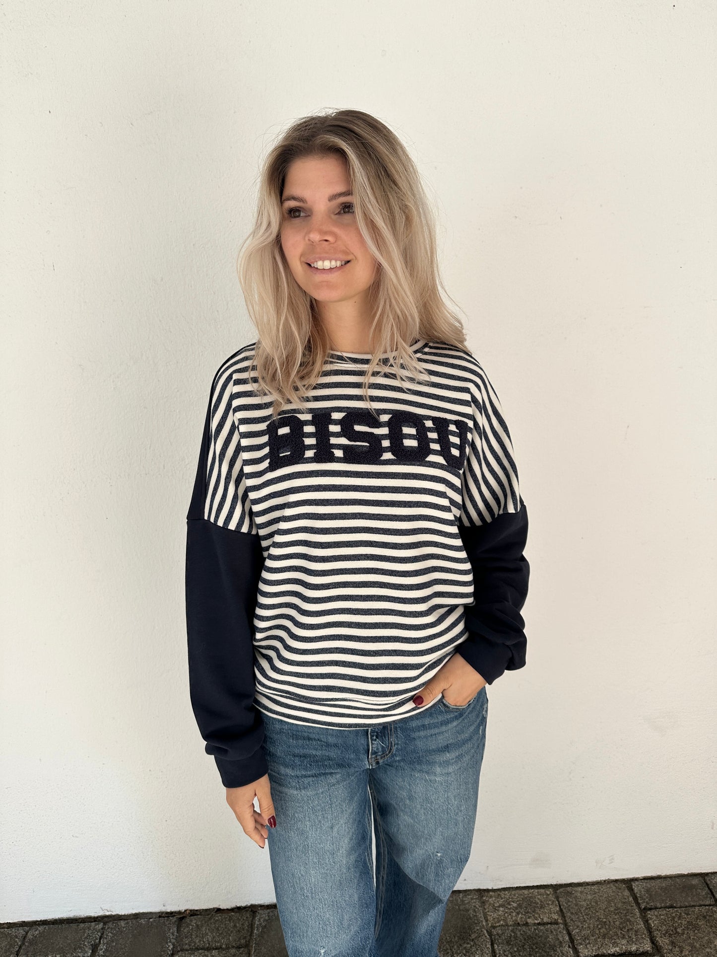 pullover gestreift in dunkelblau und wollweiß mit aufdruck bisou