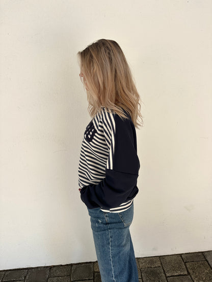 Pullover gestreift in Dunkelblau und Wollweiß mit Aufdruck BISOU