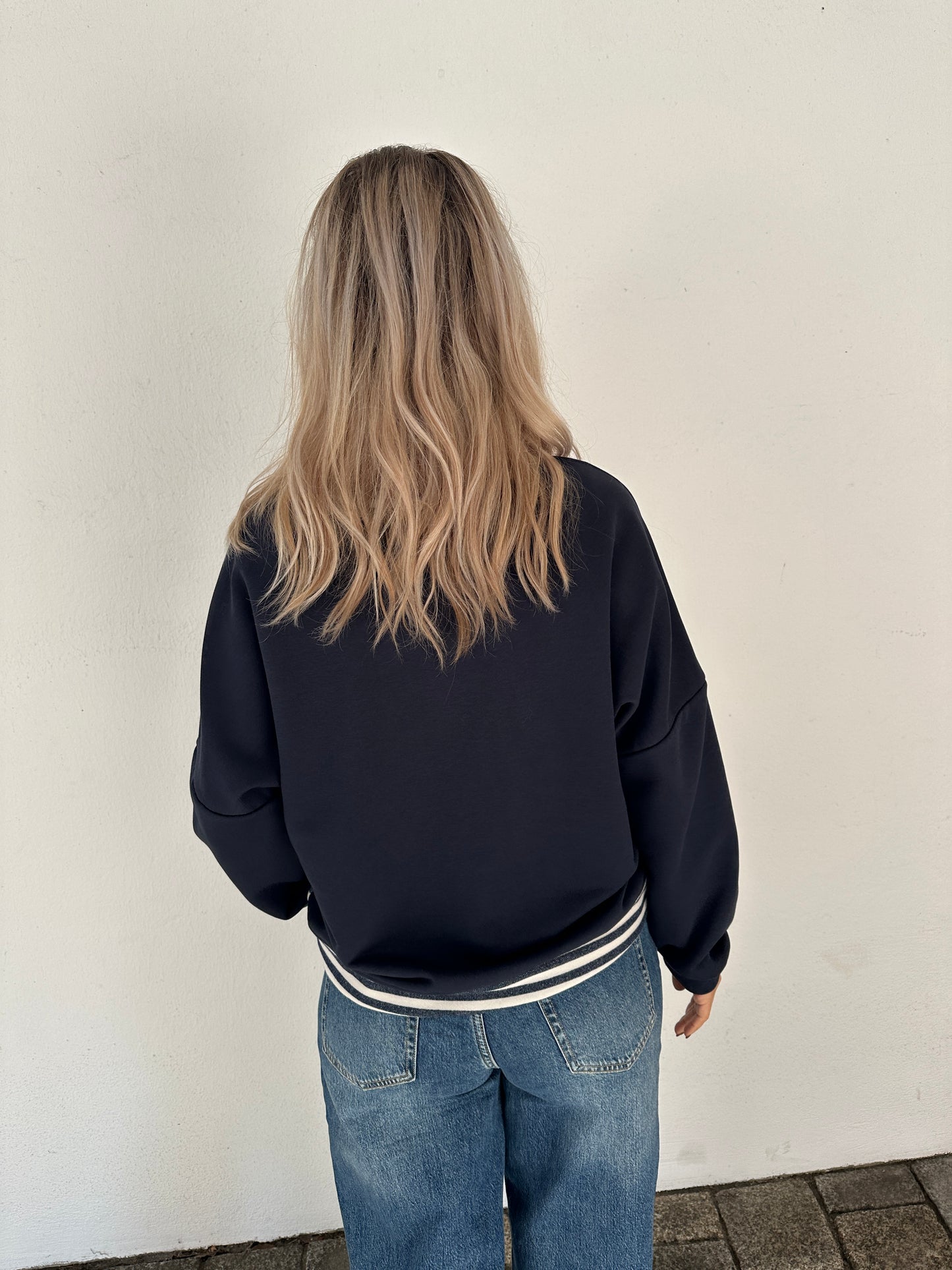 pullover gestreift in dunkelblau und wollweiß mit aufdruck bisou