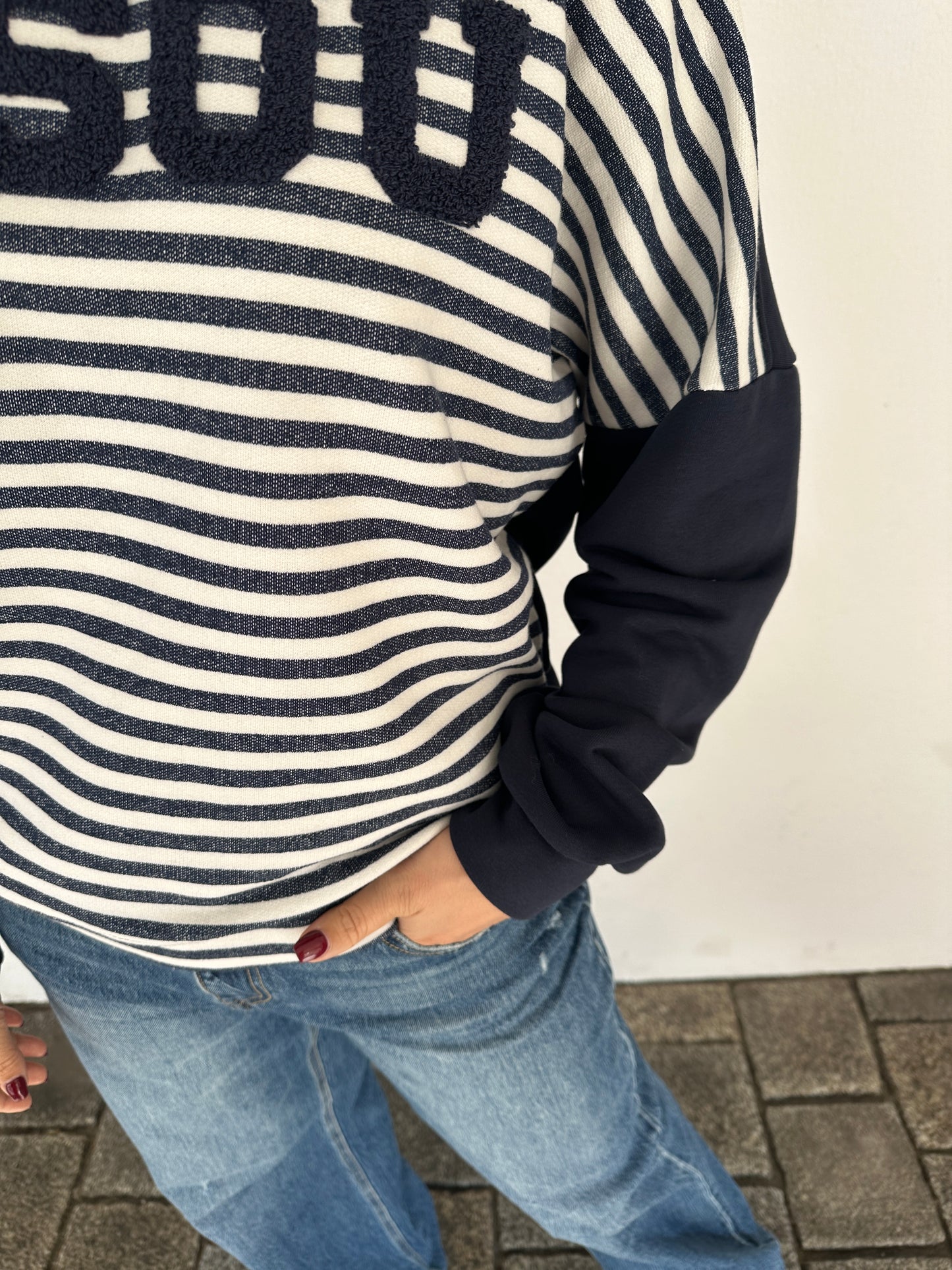 pullover gestreift in dunkelblau und wollweiß mit aufdruck bisou