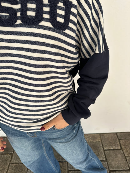 Pullover gestreift in Dunkelblau und Wollweiß mit Aufdruck BISOU