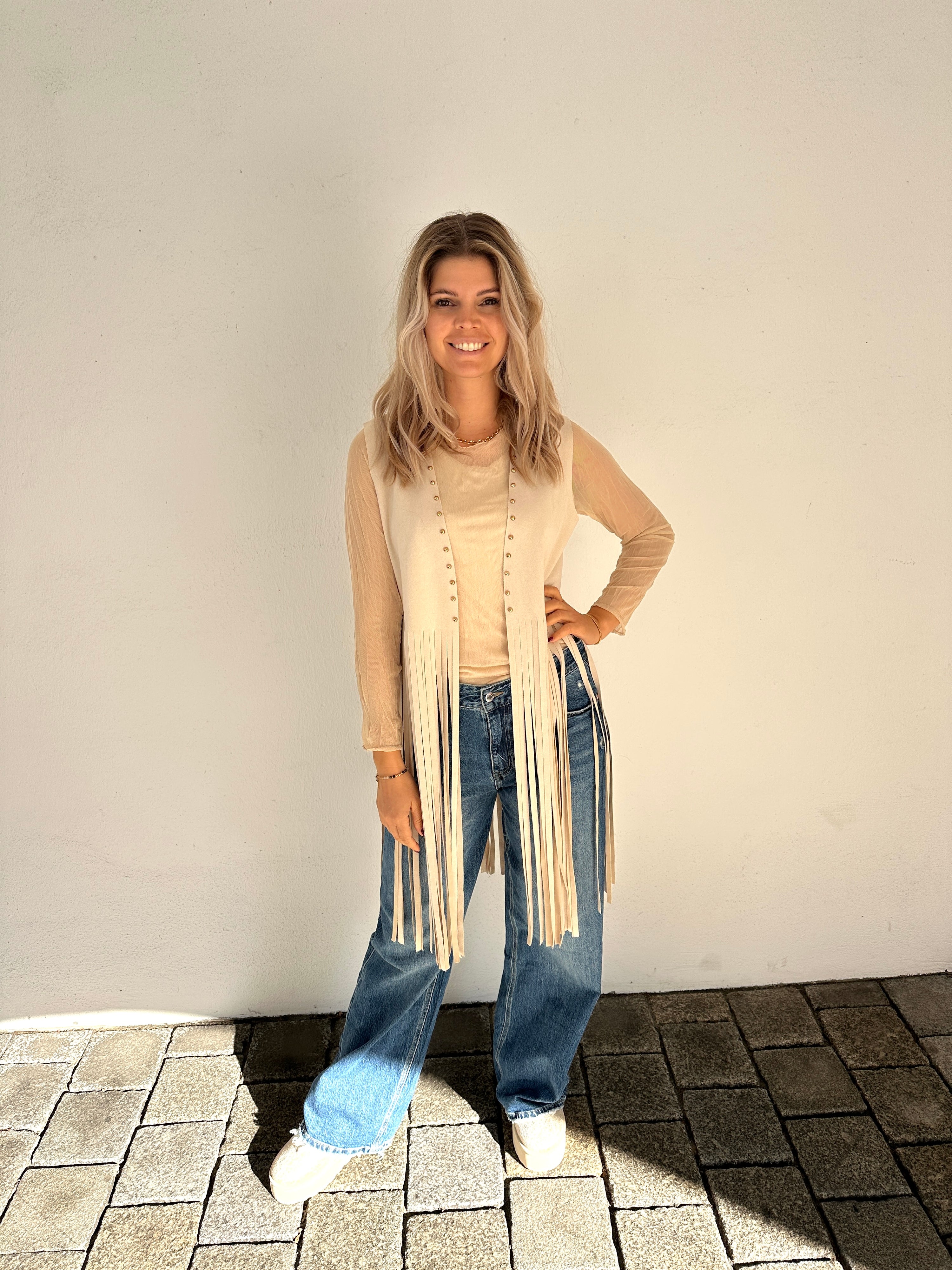 Jacke in Hellbeige ärmellos und mit Fransen