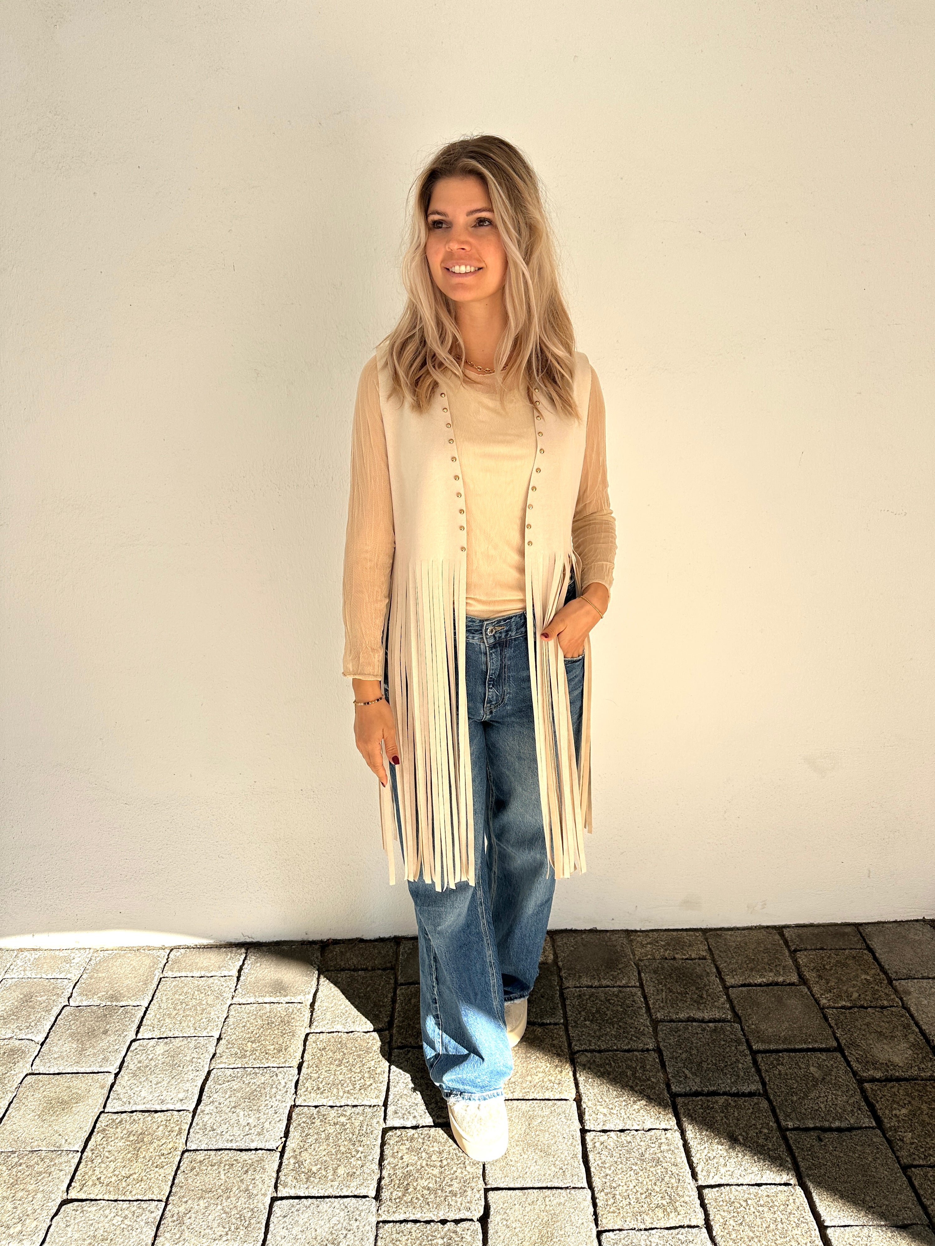Jacke in Hellbeige ärmellos und mit Fransen