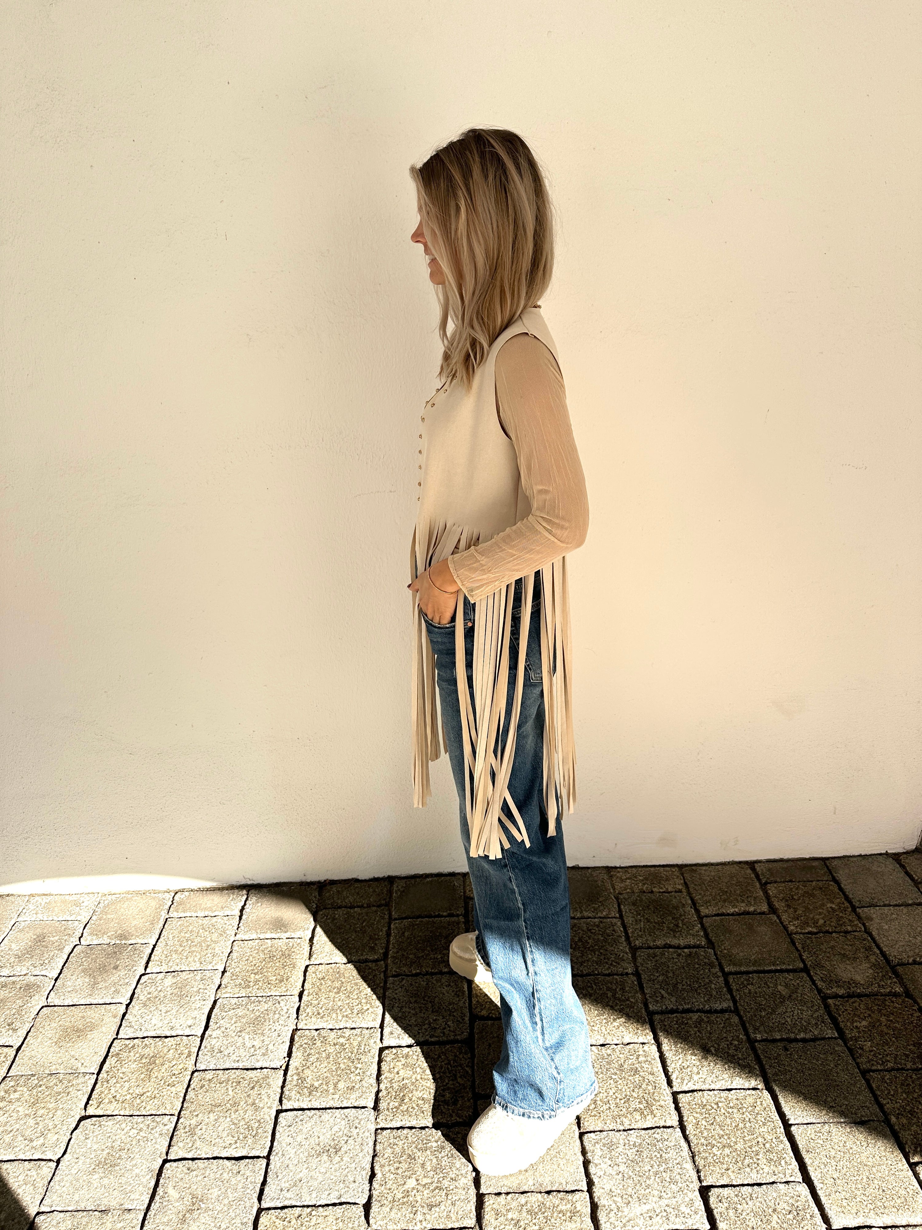 Jacke in Hellbeige ärmellos und mit Fransen