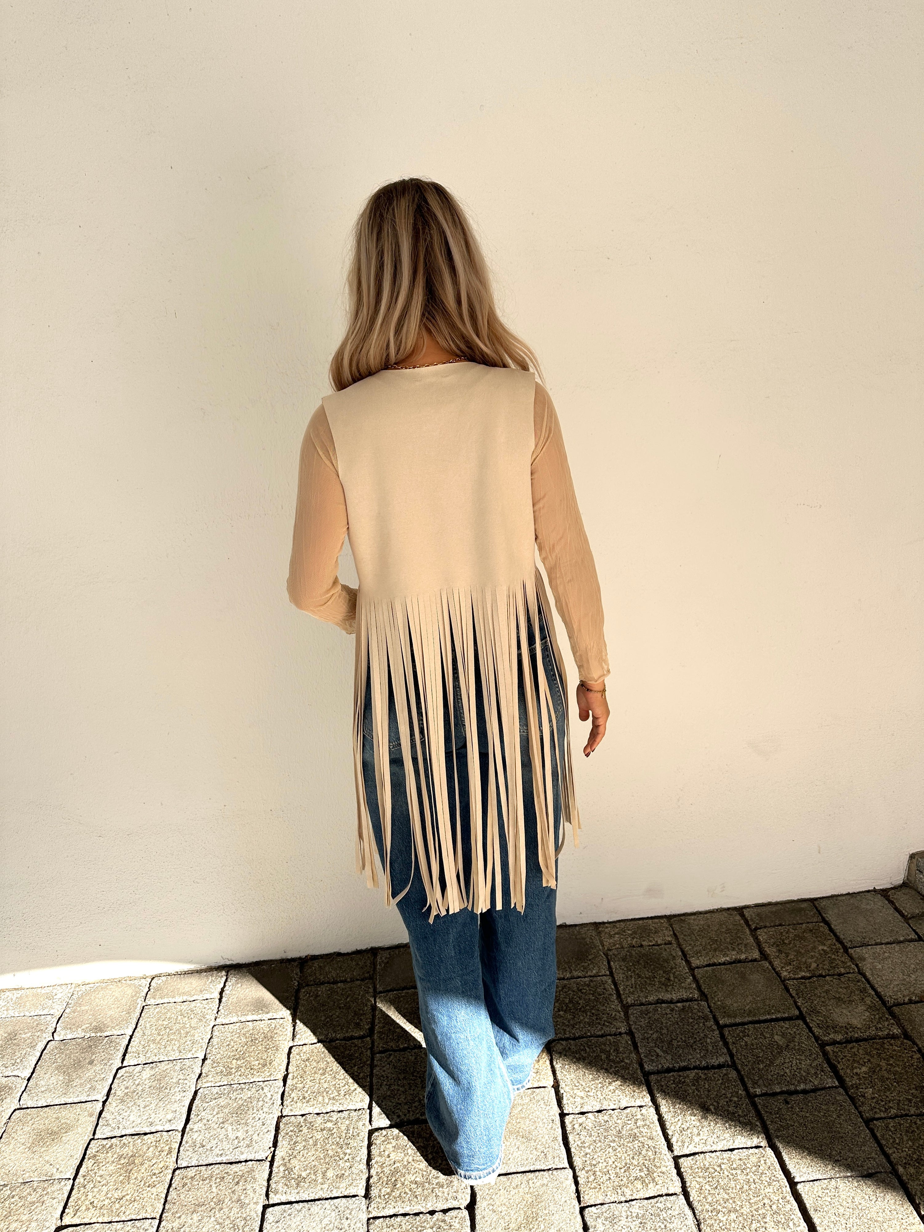 Jacke in Hellbeige ärmellos und mit Fransen