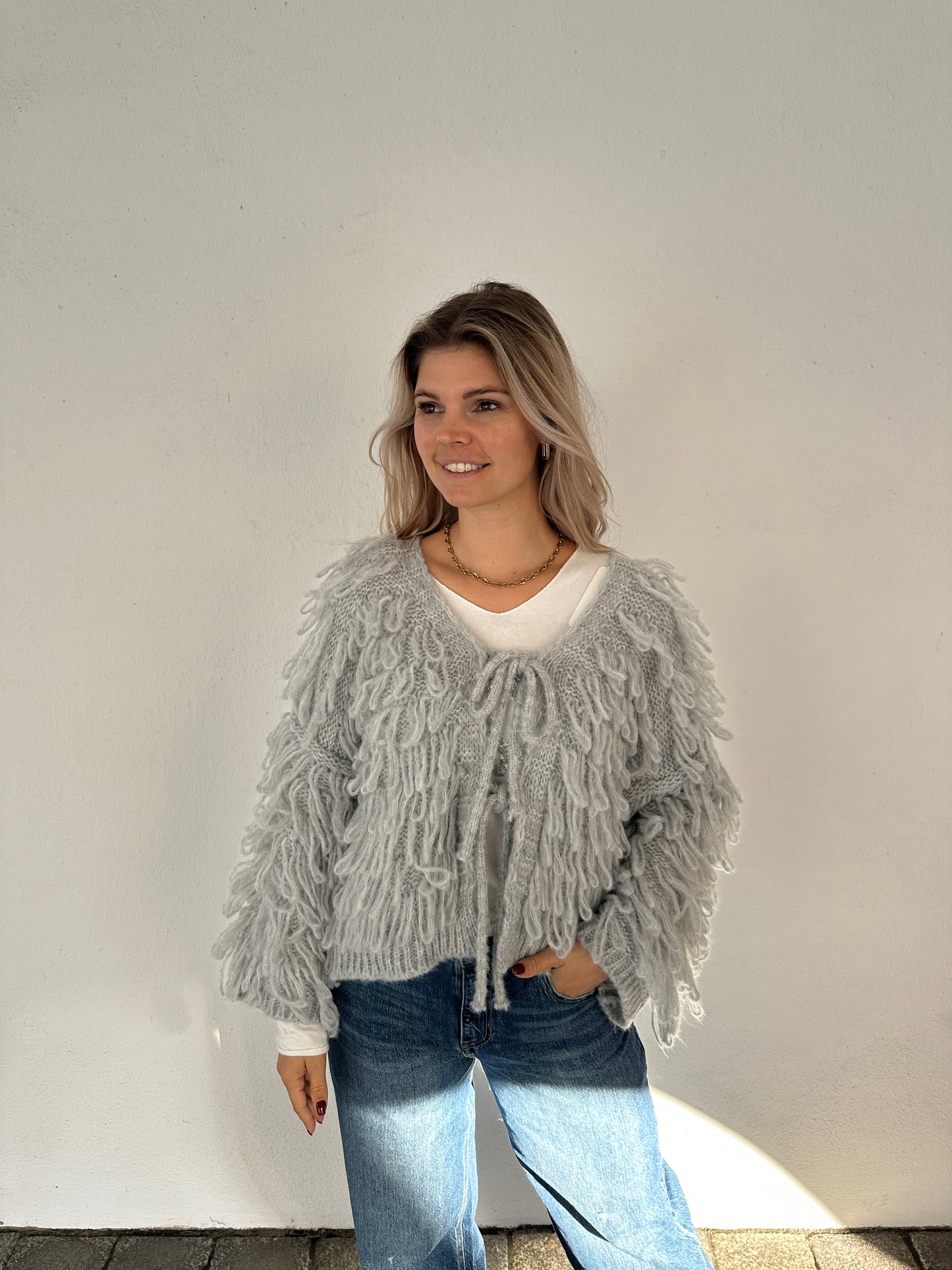 strickjacke in hellgrau mit  schlaufenmuster