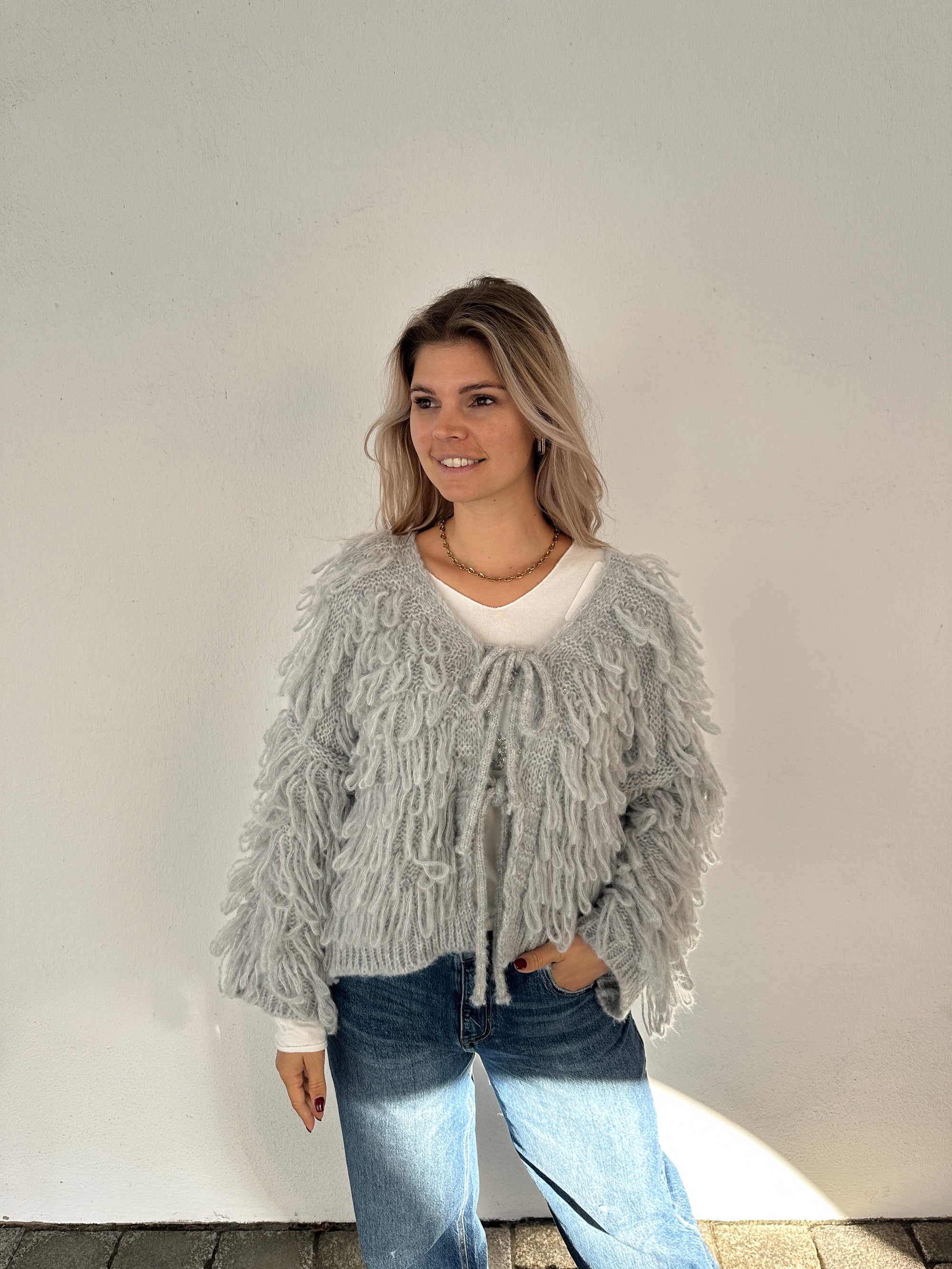 Strickjacke in Hellgrau mit  Schlaufenmuster