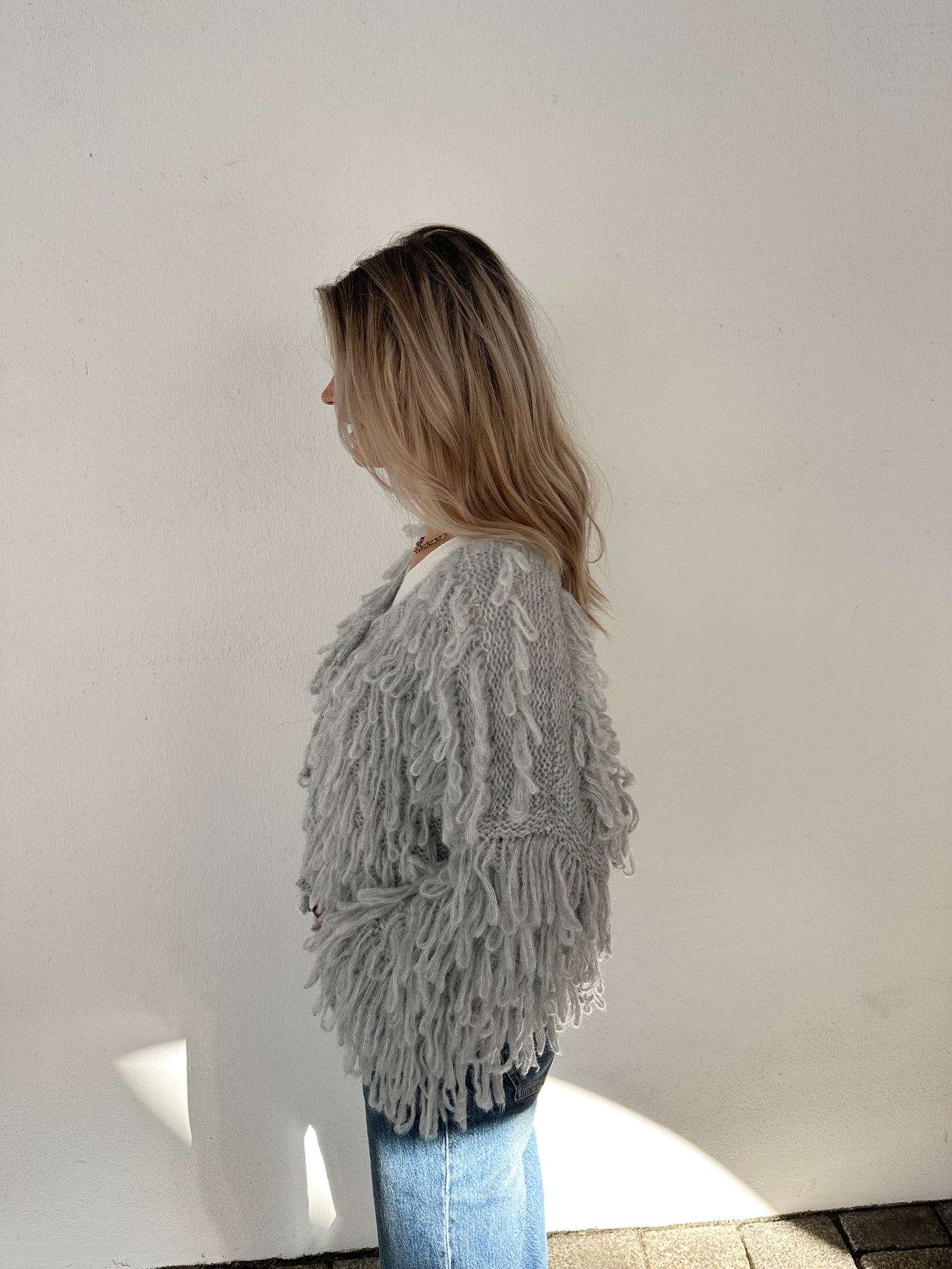 strickjacke in hellgrau mit  schlaufenmuster