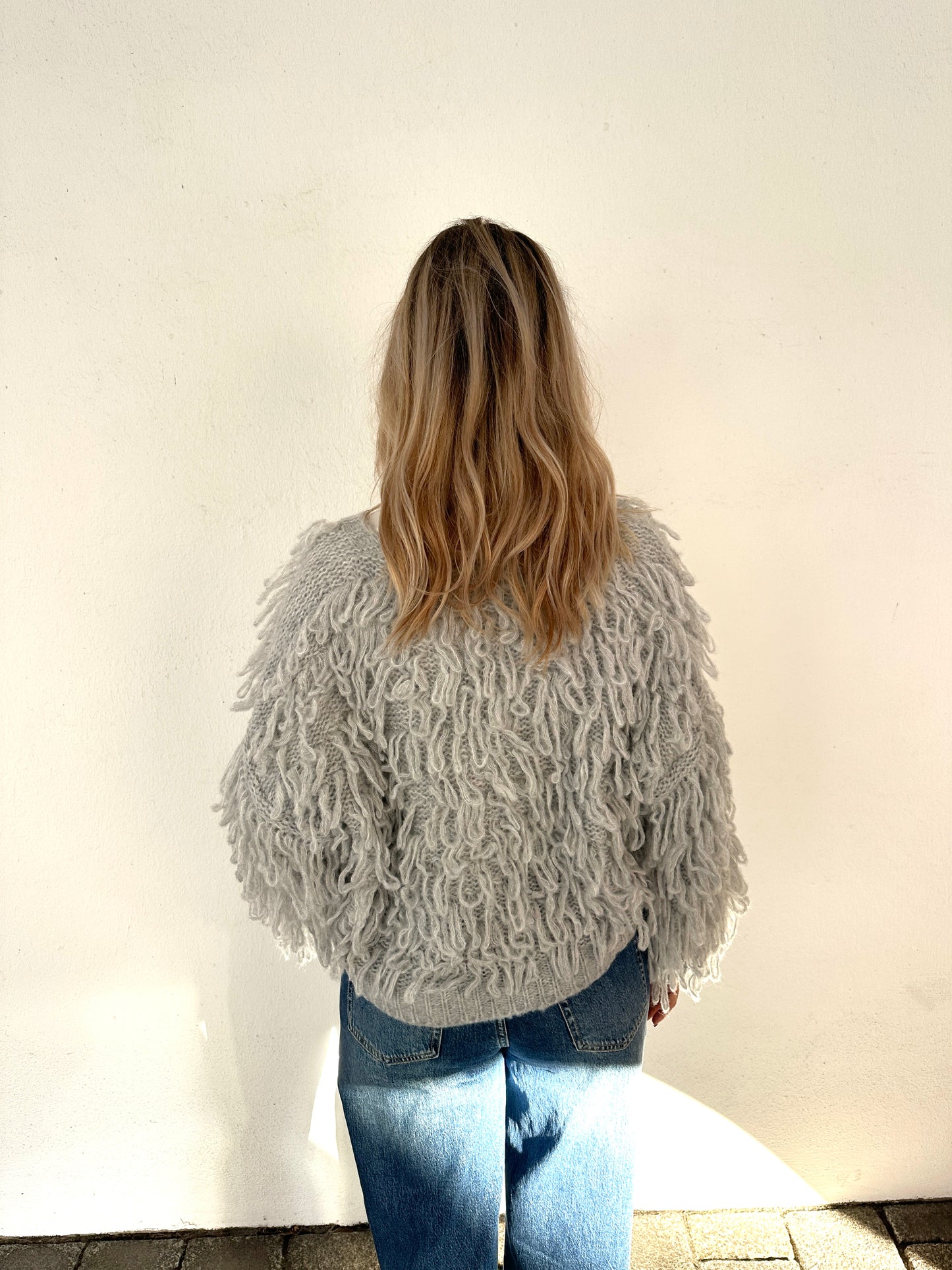 strickjacke in hellgrau mit  schlaufenmuster