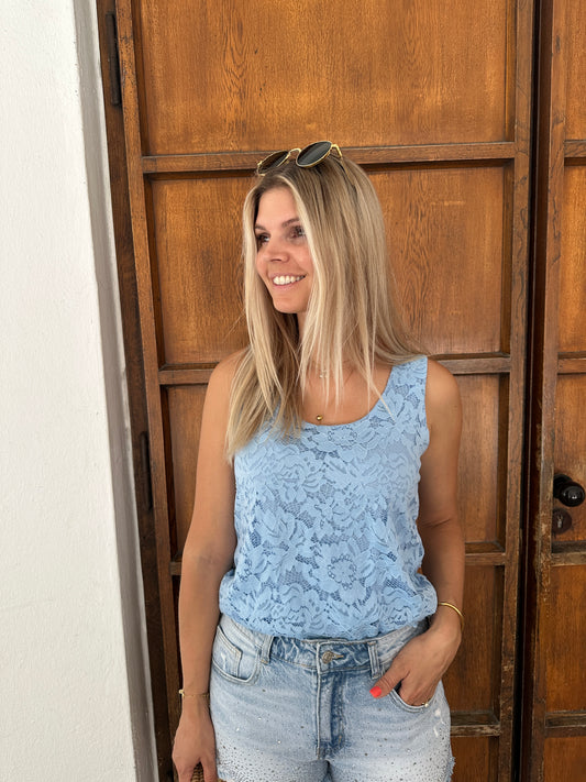 Top in Spitze in Hellblau