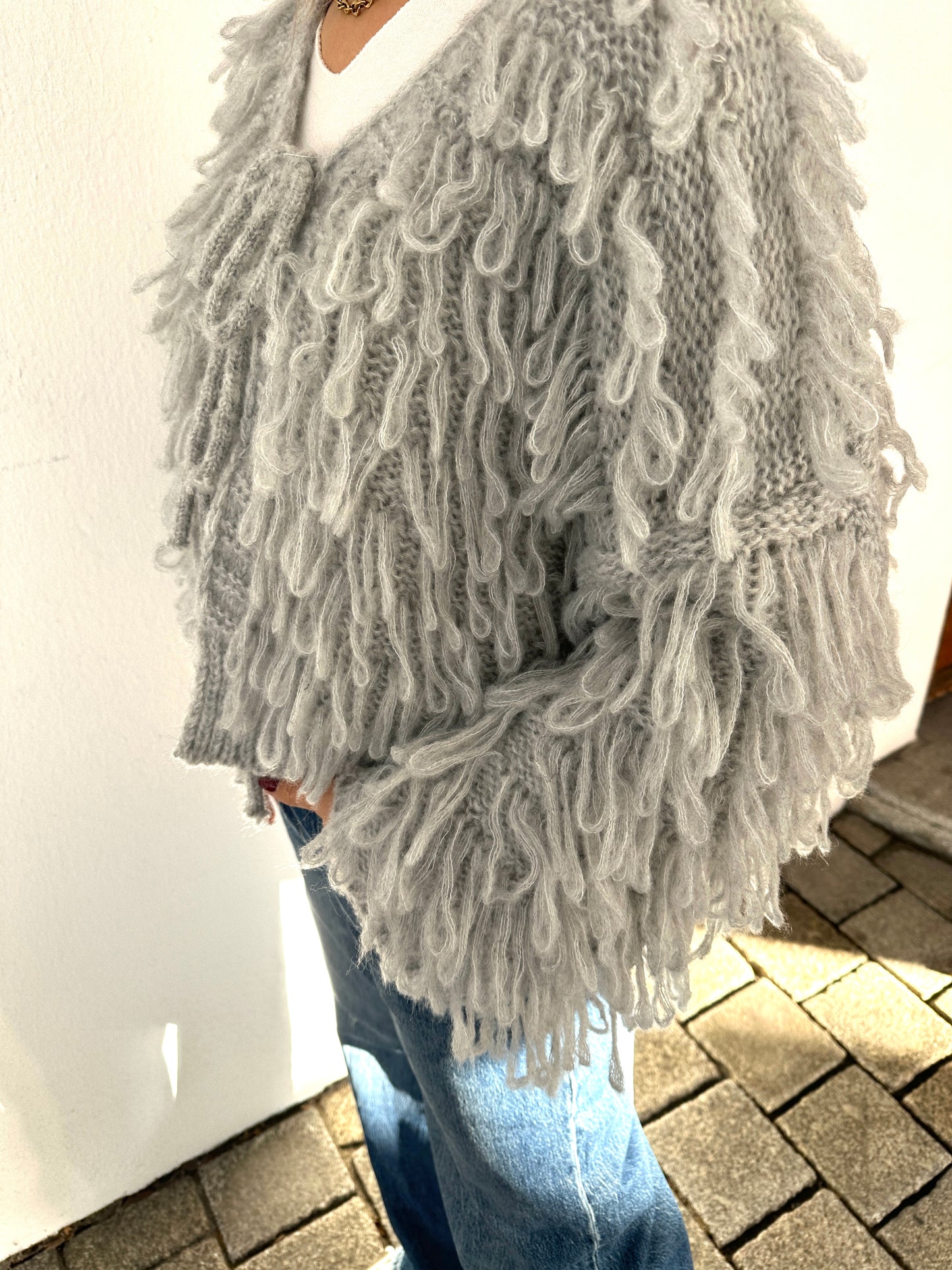 strickjacke in hellgrau mit  schlaufenmuster