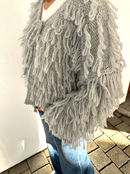 Strickjacke in Hellgrau mit  Schlaufenmuster